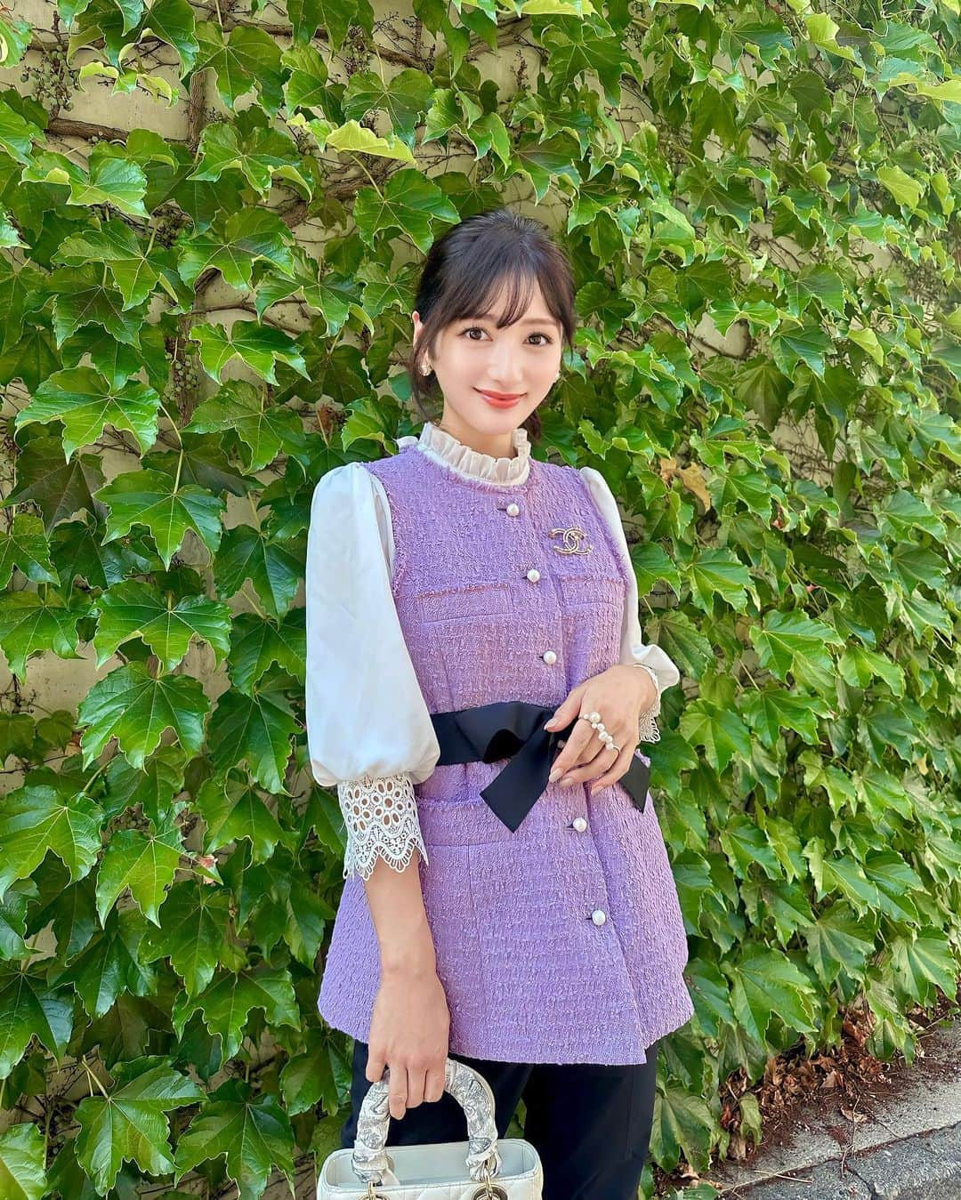 加藤瑠美さんのインスタグラム写真 - (加藤瑠美Instagram)「💜💜💜  春にも大活躍したマーリエのジレ💫 秋用にツイード素材をオーダーしていて、 届いたので早速着てしまった🫢💜 マーリエのジレが1番スタイル良く見せてくれるの🥹 グログランリボンもフリンジもマットパールも 全部可愛くてどうしよう…😮‍💨💭  gilet & bottoms @m_maglie_le_cassetto_official  tops @tocco_closet  bag @dior  shoes @manoloblahnik  #ootd#Japanese#rubi_fashion#오오티디#아웃핏#年子ママ#年子育児#ママコーデ#ママファッション#東京ママ」8月6日 14時09分 - katorubi