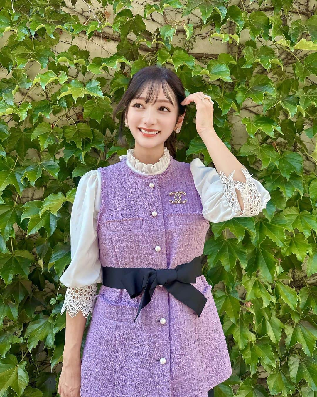 加藤瑠美のインスタグラム：「💜💜💜  春にも大活躍したマーリエのジレ💫 秋用にツイード素材をオーダーしていて、 届いたので早速着てしまった🫢💜 マーリエのジレが1番スタイル良く見せてくれるの🥹 グログランリボンもフリンジもマットパールも 全部可愛くてどうしよう…😮‍💨💭  gilet & bottoms @m_maglie_le_cassetto_official  tops @tocco_closet  bag @dior  shoes @manoloblahnik  #ootd#Japanese#rubi_fashion#오오티디#아웃핏#年子ママ#年子育児#ママコーデ#ママファッション#東京ママ」