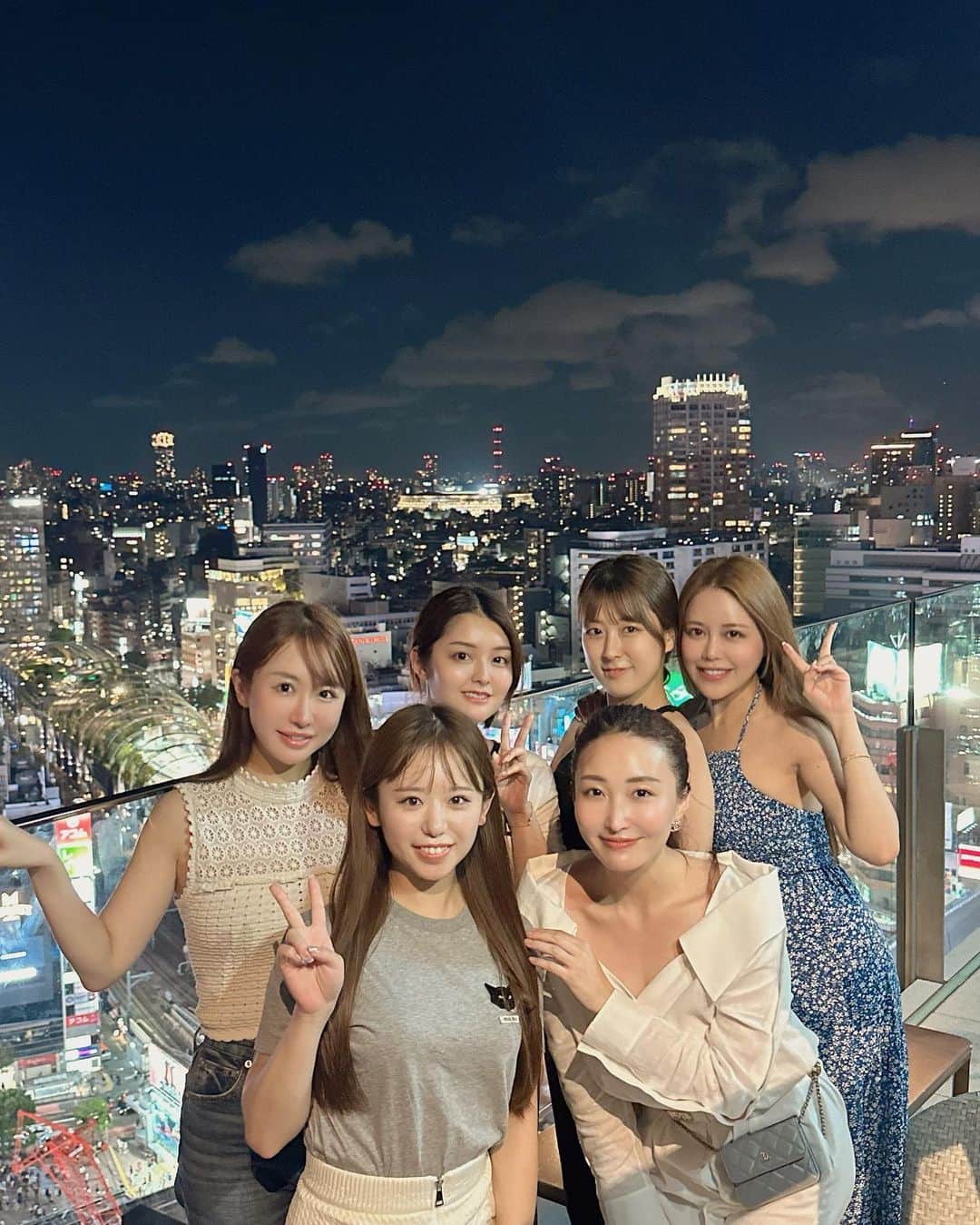 白石明日香のインスタグラム：「バーベキューの後はセラヴィの18階 で女子だけで2次会でした。風も吹いて涼しく、とても綺麗な景色の中でのんびりチルタイムでした🏙️  お盆休みまであと4日😊 長期休み楽しみ😸  #ブレア #ブレア銀座 #blair #クラブ #明日香vlog #vlog #YouTube #周年 #銀座 #銀座クラブ #バーベキュー #bbq #セラヴィ東京」
