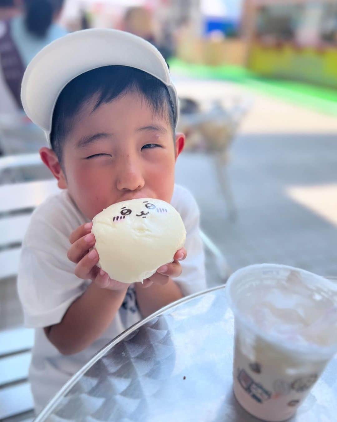 のインスタグラム：「夏の思い出☀️ ・ ちいかわ@お台場冒険王🙌 ・ 混んでるのを覚悟してはいたけど。。。 ・ グッズを買う為の整理券はとっくに終わっていて、ちいかわ飯店に並びどうにかドリンクとちいかわ肉まんをゲット🥹 ・ どのメニューも卵不使用で、卵アレルギーの子鉄も食べたり飲んだり出来ました🙌 ・ 炎天下の中で並ぶ事になるので、日傘やら色々と熱中症対策は必須ですね💦 ・ すぐ隣では、カブトムシやクワガタと触れ合えるイベントスペースなんかもあったけど。。。 ・ とにかく暑いのですぐ撤退しました😂 ・ #夏の思い出 #お台場冒険王 #子どもとお出かけ #ちいかわ飯店 #卵アレルギー #意外と躊躇わず食べた😂」
