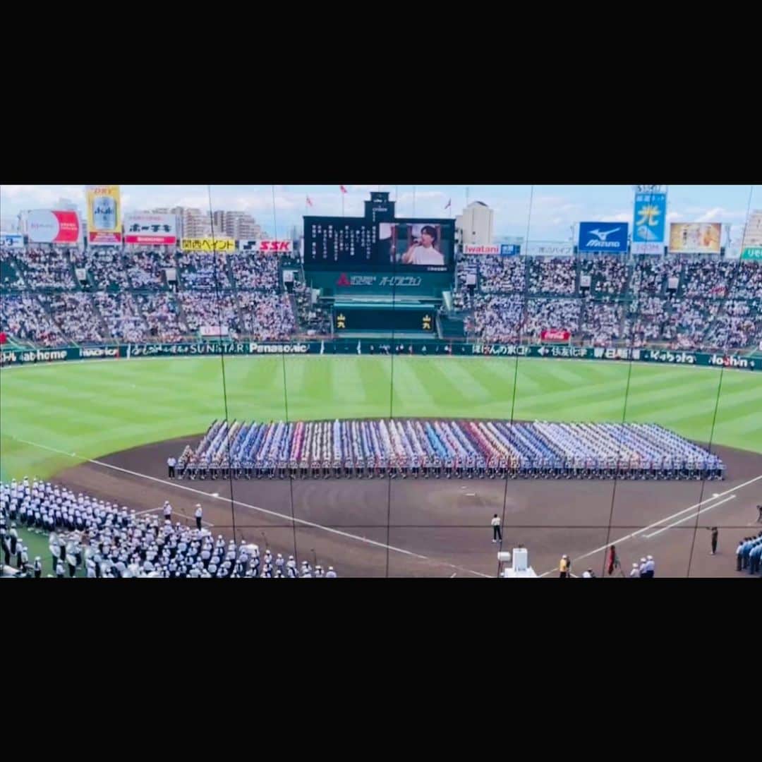 のインスタグラム：「第105回全国高等学校野球選手権記念大会 開会式　大会歌「栄冠は君に輝く」  甲子園開会式で歌わせて頂きました。  ありがとうございました。  久しぶりに震えました。  球児達を見つめながら、様々な思いが込み上げてきました。  今回は、高校吹奏楽、合唱の皆さんとの共演も実現し、忘れることの出来ない感動的な時間となりました。  選手の皆さん、猛暑の中での試合が続きますが、暑さ対策をしながら、全力で野球を楽しんで欲しいです。  最後まで応援しています。」
