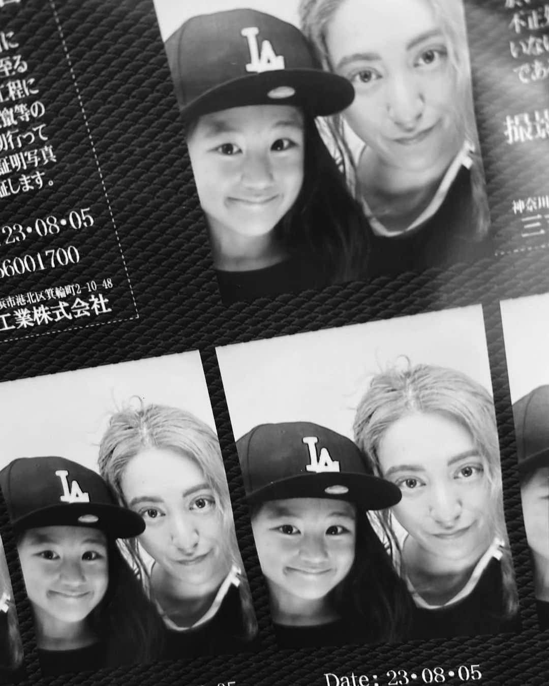 Saki のインスタグラム：「昨日は、ひさびさにジョアンと ふたりでデート記念❤️  りあんが6月末に入院してた時 急にママいなくて一週間よく頑張ってくれたね、寂しい思いしてたね😭🙏❤️  映画観たり、ゲームセンターで遊んだり、 ジェラート食べに行ったり🍨 記念に証明写真撮りました👩🏻‍🦰👦🏻  楽しかったなあ💓  ちゃんと会話とか出来て、映画で観たこと話したり、グズらず歩いてくれたり👏 ほんまに一気に成長したな🤔✨✨  手を繋いで歩いてくれるんは 何歳までかなー🥹🫱🏻‍🫲🏼 小学生低学年ぐらいまでやろなっ？寂し💔  はぁー来年からの学校もまだ決まらない🤯　 3つも見学、話聞きに行ったけど決め手がわからんし、、 ホンマにどこがあってるなんか入学前に分かるもんなんかなあ😳悩ましい、、  来年からの放課後デイサービス　療育違うとこ探すのまだ残ってるし。。やること多いし🤯  もう一つやらなあかんことが増えて🫤今年は忙しいなあ💦 もぅ8月なっちゃったよー⚡️🫠  心配事増えて…はぁぁあ🫠🫠」