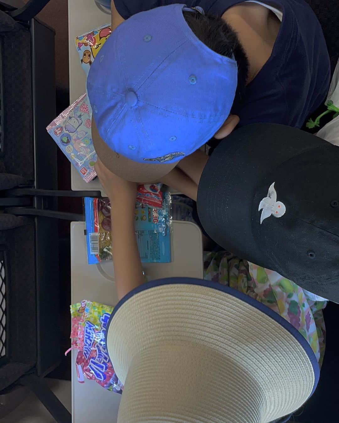 柏木作夢さんのインスタグラム写真 - (柏木作夢Instagram)「キッキとそうちゃんと新幹線お菓子パーティー🚄🍿🍭🍫  ボクの帽子をすっかり自分のものにして毎日被っていらっしゃる。  #新幹線　#ともだち　#お菓子パーティー　#旅行　#夏休み　#景色　#KESHIKI  #けしき　#息子  #4歳」8月6日 14時33分 - samukashiwagi