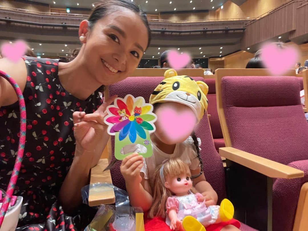 白石みきのインスタグラム：「昨日は娘が大好きなしまじろう英語コンサートへ行ってきました♪withメルちゃん（本当はメルちゃんの妹のネネちゃんらしいけど　娘はメルちゃんだと思ってるのでメルちゃんで。←どーでもいい情報かな🤣）  娘は大好きすぎるしまじろうのコンサートで大興奮♪  ママは会場のLINE CUBE SHIBUYAに初めて行けて大興奮🤣  その後は焼き鳥食べて（娘は焼き鳥３本、焼きトマト４本🍅⁉️ラーメン、スープ完食🥳）  帰りは夜風にあたりながら、アイスを食べて　これぞ夏休みな1日を過ごしました♪  親友のような娘っこ♪ ありがとう♡ 笑顔で送れる日常に感謝して✨✨  #夏休み  #夏休みの過ごし方  #しまじろう英語コンサート  #しまじろう  #linecubeshibuya  #渋谷  #アイス  #bluebottlecoffee  #8月」