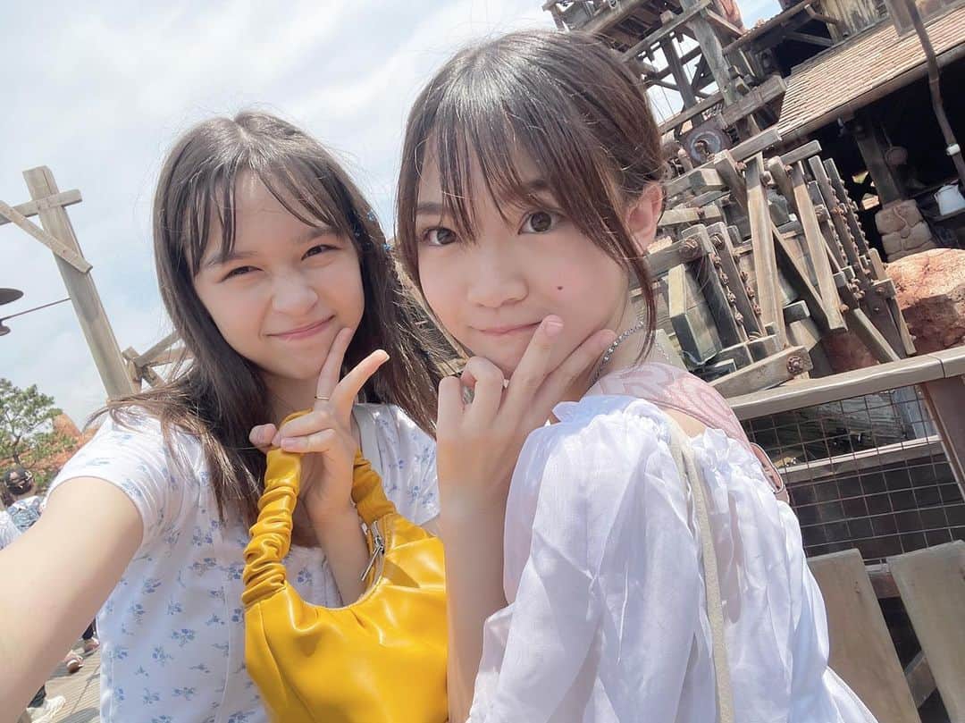 星乃あんなのインスタグラム：「* ニコラ9月号の 「中学生だけで遊ぶ夏休みプラン」 の企画のオフショです🤍  ハルハとのディズニーランドで、楽しく撮影出来ました！  みなさんは夏休みどんな風に過ごしていますか💭❔        #ニコラ  #nicola  #ニコモ  #ニコラ9月号発売中」