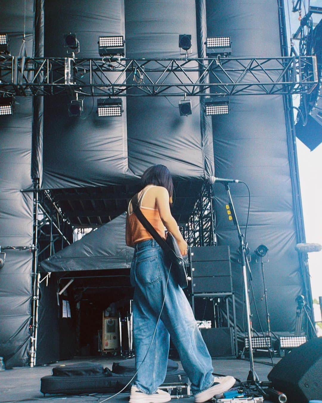 のインスタグラム：「ROCK IN JAPAN FESTIVAL 2023 2023.8.5 ・ Hwylがオープニングアクトとして ロッキン初日を開幕しました 何から言葉にしたらいいのかな ・ まず、ちゃんと入りができて 楽器の搬入ができて ステージにセットできました。  そして10:30ごろ、リハーサルをすることができました。  そして11:20、rockin'onの海津さんの前説を、袖から聞いていました。 海津さんは7.17のロッキンオーディションの時にも講評をしてくれて、 「本当はJAPAN JAMの前説で言うはずだった言葉を今伝えます。あなた達の音楽は発明です。」と、これ以上ない褒め言葉をくれました。そしてロッキンでも本当に素敵な紹介をしてくれました。感動した。  でも心配性の私は、この時点まで 「本当に演奏できるのかな…」 と本音では信じられずにいました  でも、Hwylを呼び込んでもらって ステージに出たら 本当に想像以上にたくさんの人が集まってくれてた。 たくさんの拍手で出迎えてくれた。  その瞬間に 「…演奏できるんだ！」 ってすべてがワクワクに変わった。  それからは楽しすぎて夢の中みたい 一瞬で終わっちゃった。  JAPAN JAM 2023では 強風の影響で、出演ができなくなってしまいました。 でも、新たにこのステージを用意してくれたロッキン・オン・ジャパンの皆さん。 今日まで一緒に胸を痛めてくれたり、応援してくれたみんな。 こんなに素敵な人達に支えられて 良い演奏ができないわけなかった！  最高のステージになったと思う  そして、これまで以上にロッキンが大好きになった😍 必ずまた出演したいという目標もくれた。  ここからまた頑張っていきます 本当に本当に ありがとうございました！  #rijf2023 #rockinjapan #Hwyl」