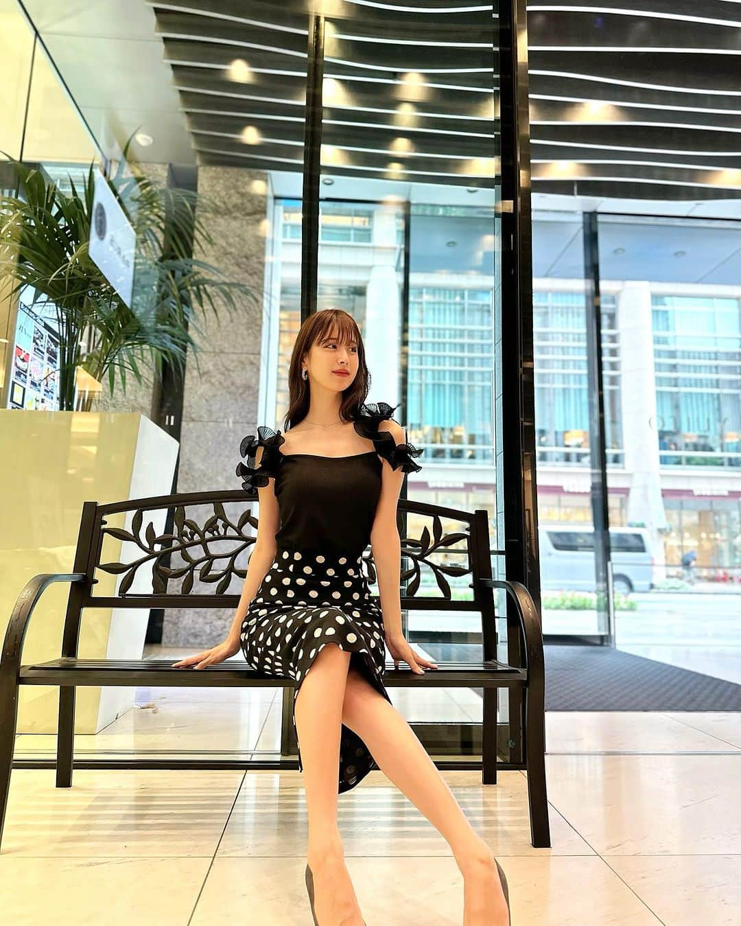 阿部菜渚美さんのインスタグラム写真 - (阿部菜渚美Instagram)「少しお久しぶりの更新に🙇‍♀️  皆さん毎日とても暑いですが体調などは お変わりないでしょうか🌻🍉 お盆も近いので、お休みの方もお仕事の方も お体気をつけて頑張っていきましょう✨  最近お気に入りの羊さんイヤリングと🐏 𓈒𓏸  #夏服 #夏コーデ #夏服コーデ #royalparty  #ロイヤルパーティー #きれいめコーデ  #オフショル #オフショルダートップス  #タイトスカート #タイトスカートコーデ  #東京カフェ #東京 #日本橋カフェ」8月6日 14時28分 - nanami_abe73