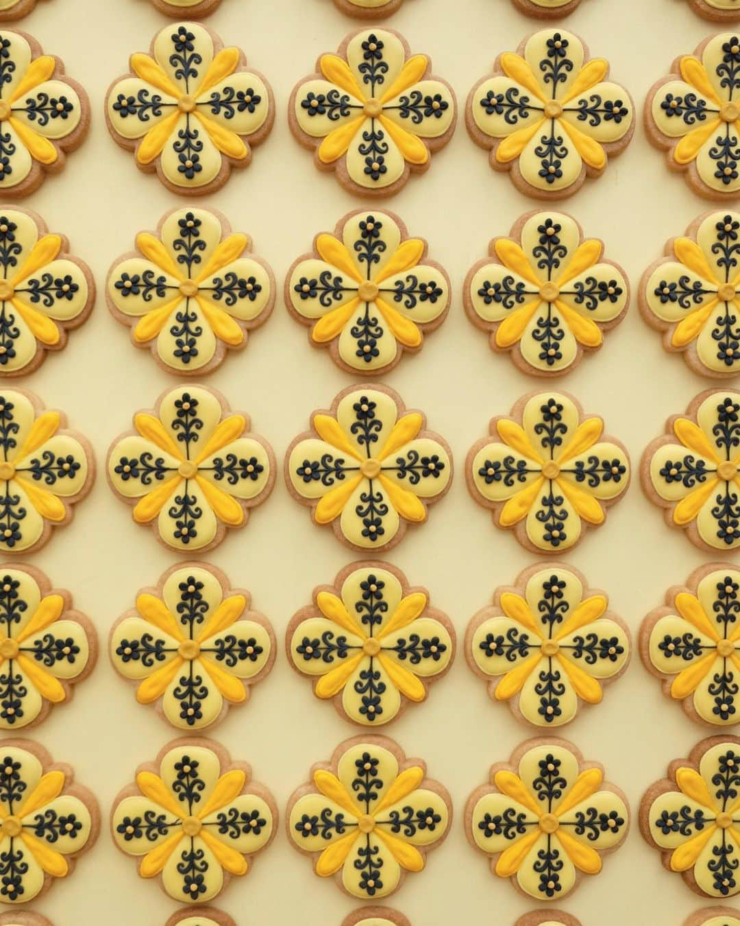KUNIKAのインスタグラム：「Himawari colour brooch cookies for @onitsukatigeruk 🌻💛💛💛  #onitsukatiger #オニツカタイガー」