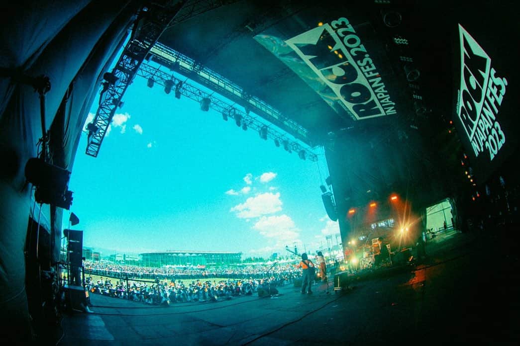 のインスタグラム：「ROCK IN JAPAN FESTIVAL 2023 2023.8.5 LOTUS STAGE O.A.  M1 暮らし M2 現在地 M3 さすらい M4 Treasure  柵の向こう側まで本当にたくさんの人たちが観てくれてた 本当にうれしい 出会ってくれたらうれしい  📷 by 15分という短い時間で あのクソデカLOTUSステージを ダッシュで駆け抜けてくれた 最高カメラマン 稲垣ルリコ @inagakiruriko」