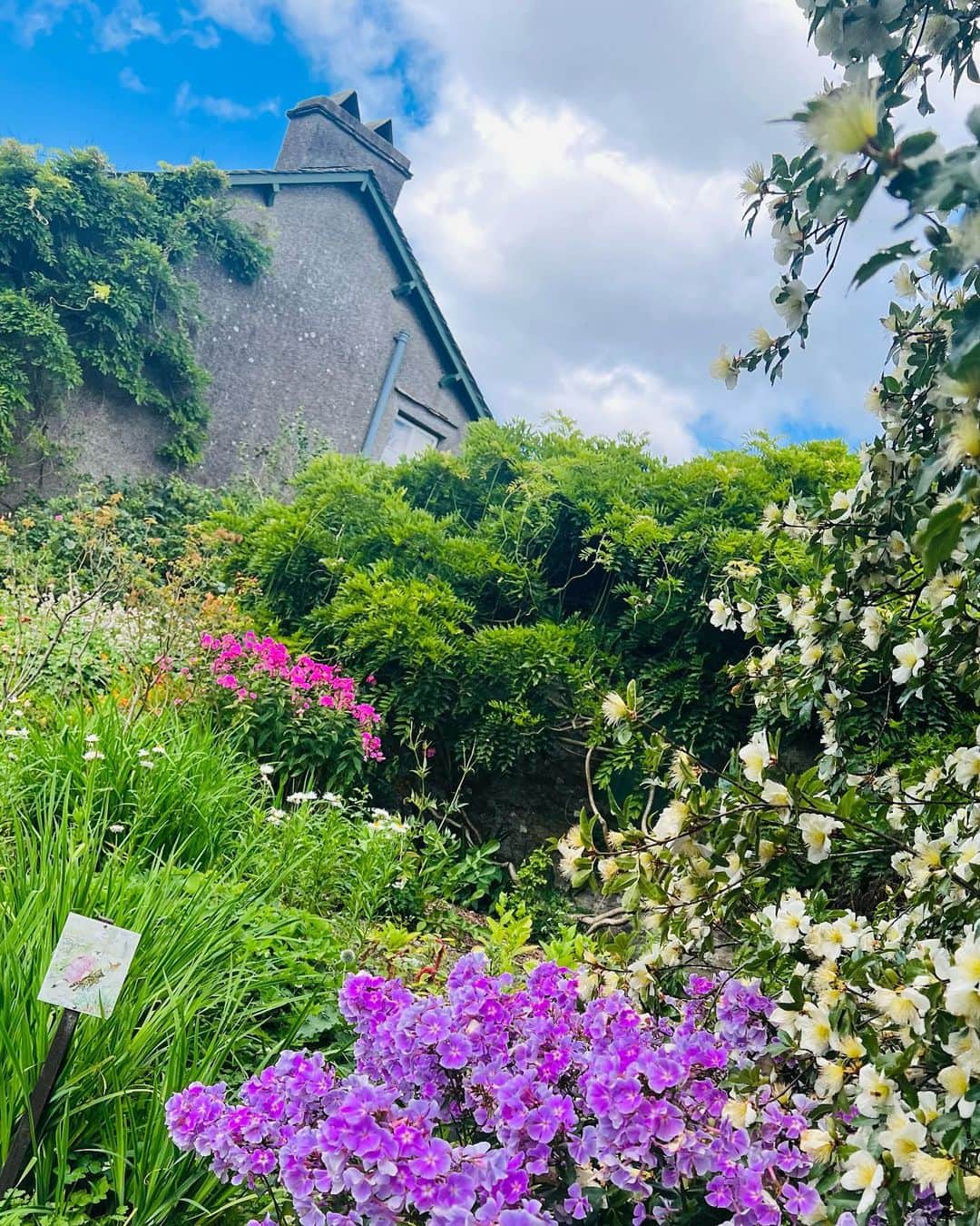 桜奈あいのインスタグラム：「. ロンドンの地方巡り！  ウィンダミア🦢 コッツウォルズ💐  おとぎ話にでてくるような街の風景でどこもかわいい🐏💐  #london」