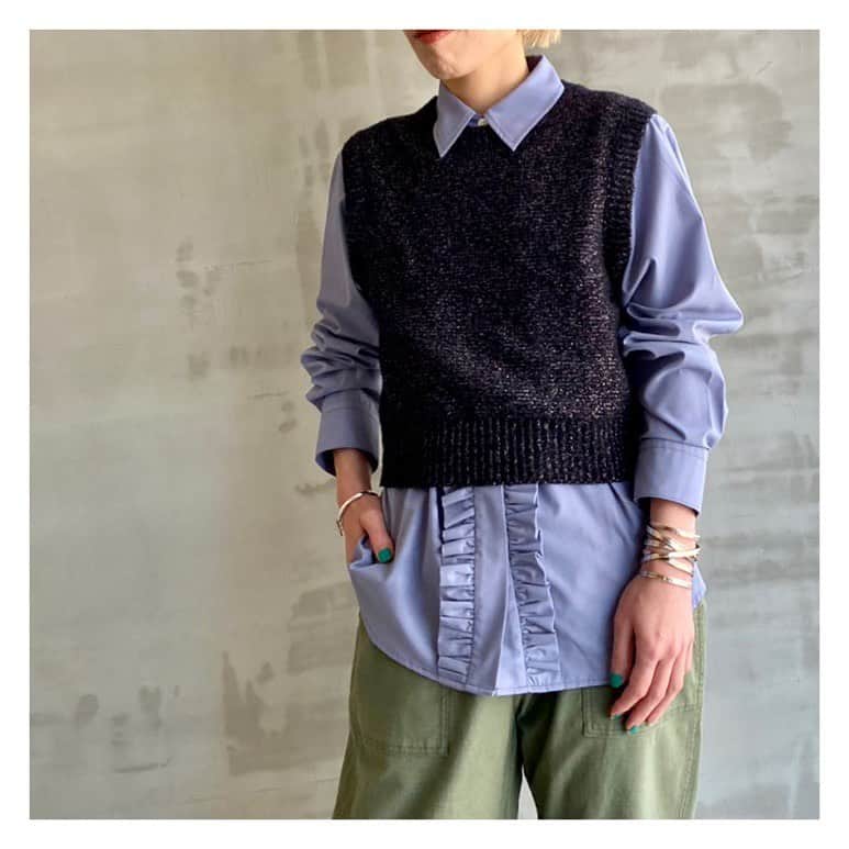 エリオポールのインスタグラム：「【2023 AUTUMN COLLECTION PRE-ORDER】 HÉLIOPÔLE秋の新作の先行予約がスタート。   <GLITTER CROPPED VEST> Ref: 23003031041HN 14,300 yen  Color: IVORY×GOLD / BLACK×SILVER Size: 38 表情のある糸を使用したラメ入り生地のベスト。 クロップド丈のコンパクトなサイズ感でシャツやワンピースなどとのレイヤードにもおすすめです。  @heliopole_official #HELIOPOLE  #エリオポール」