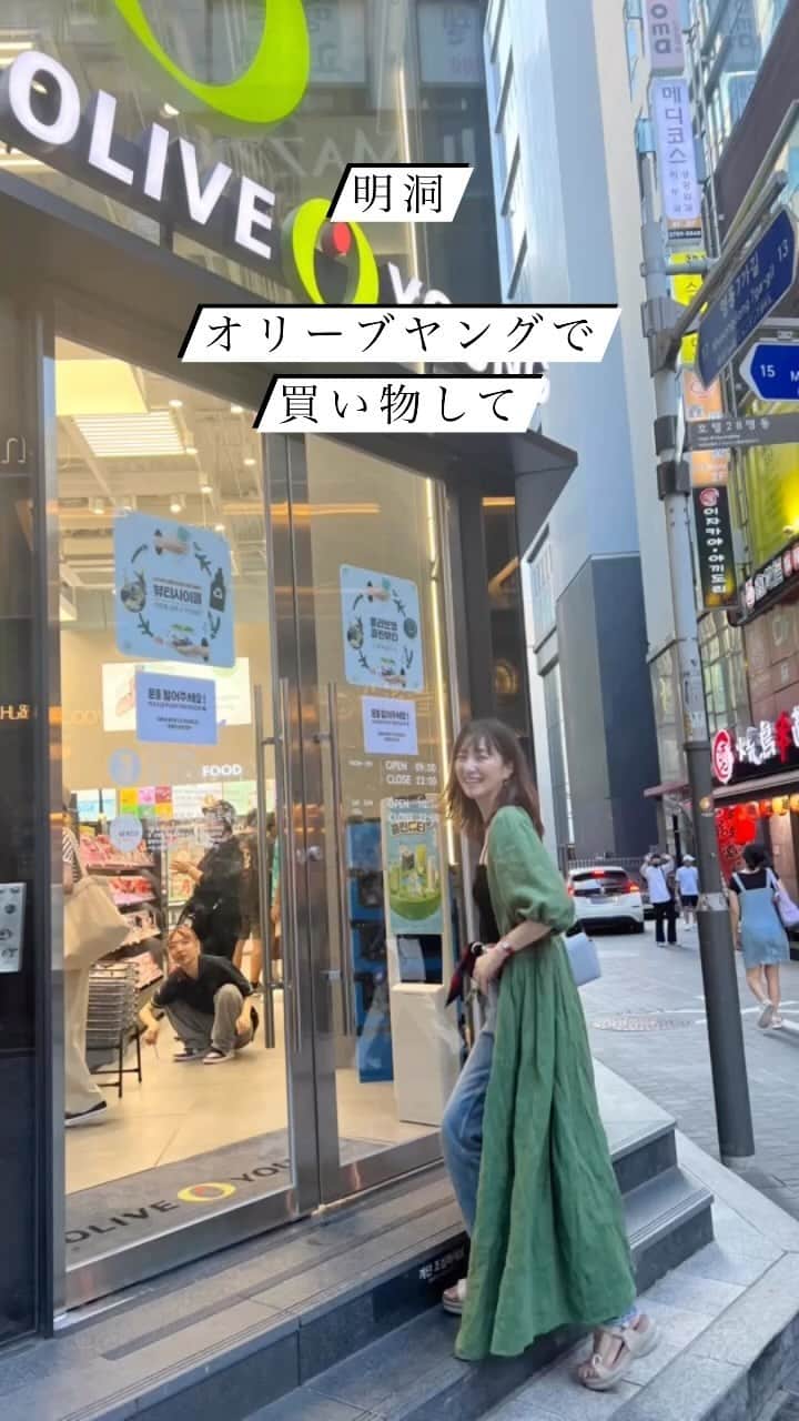 前田ゆかのインスタグラム：「初日韓国 明洞を散策して夜ごはん👌  明洞ではごはんに行く前に#ラインフレンズワールド を 見つけたのでちょっと寄り道して大ハッスル🤣  そしてごはんへ！ (実はごはん後もまたラインフレンズへいきました笑！！娘が買いたいものがあるというので2度楽しむ)🤣  ○河南デジッチ明洞一号店へ  やっぱり韓国に来たらサムギョプサルを食べたい〜 と 家族全員で気持ちが肉に！  みきちゃんに教えてもらったサムギョプサル屋さん💚  混み合う人気店と聞いて早めの夜ごはん、スムーズに案内されてサムギョプサル4人前と弁当キムチチャーハンを注文。  サムギョプサル最高👌 野菜に巻いて食べるとヘルシーでたくさん食べれちゃう、 美味しくいただき 腹八分目で完食👍  明洞を散策して うろうろするだけで楽しい🙌 オリーブヤングに行ったりしていたら またお腹がすいてきて夜食を購入！  行ってみたかった韓国海苔巻屋さん  ○ピョンアリキムッパ かわいい🐣ひよこが目印🐤小さいサイズだから食べる、食べれる👌日本語メニューありで定員さんも優しいです。  店内も明るく1人でも食べれそうな雰囲気、 ここで夜食の海苔巻きを買ってホテルで食べました！ 韓国に来たら食べたいものがたくさん、 夜食の海苔巻きも美味しかったなぁ〜🙌😋  #seoul  #韓国 #明洞 #サムギョプサル #キンパ #お腹いっぱい #家族旅行」