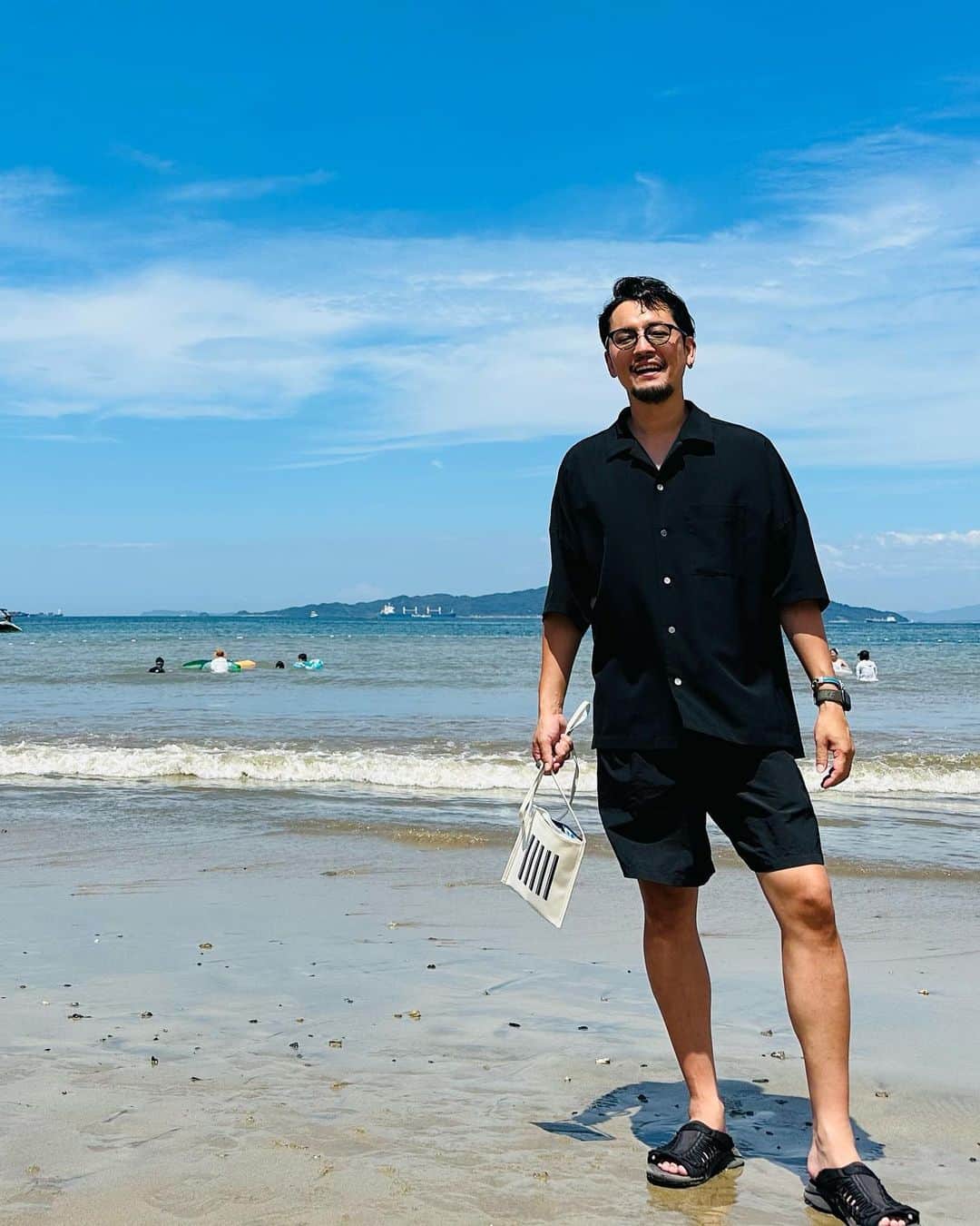 小柳津林太郎のインスタグラム：「Enjoying summer in Fukuoka! Hope you guys spend a wonderful summer!  夏だねー、暑いね☀️たまには海で！  #糸島 #福岡 #九州 #海 #itoshima #fukuoka #kyushu #japan #summer #beach」