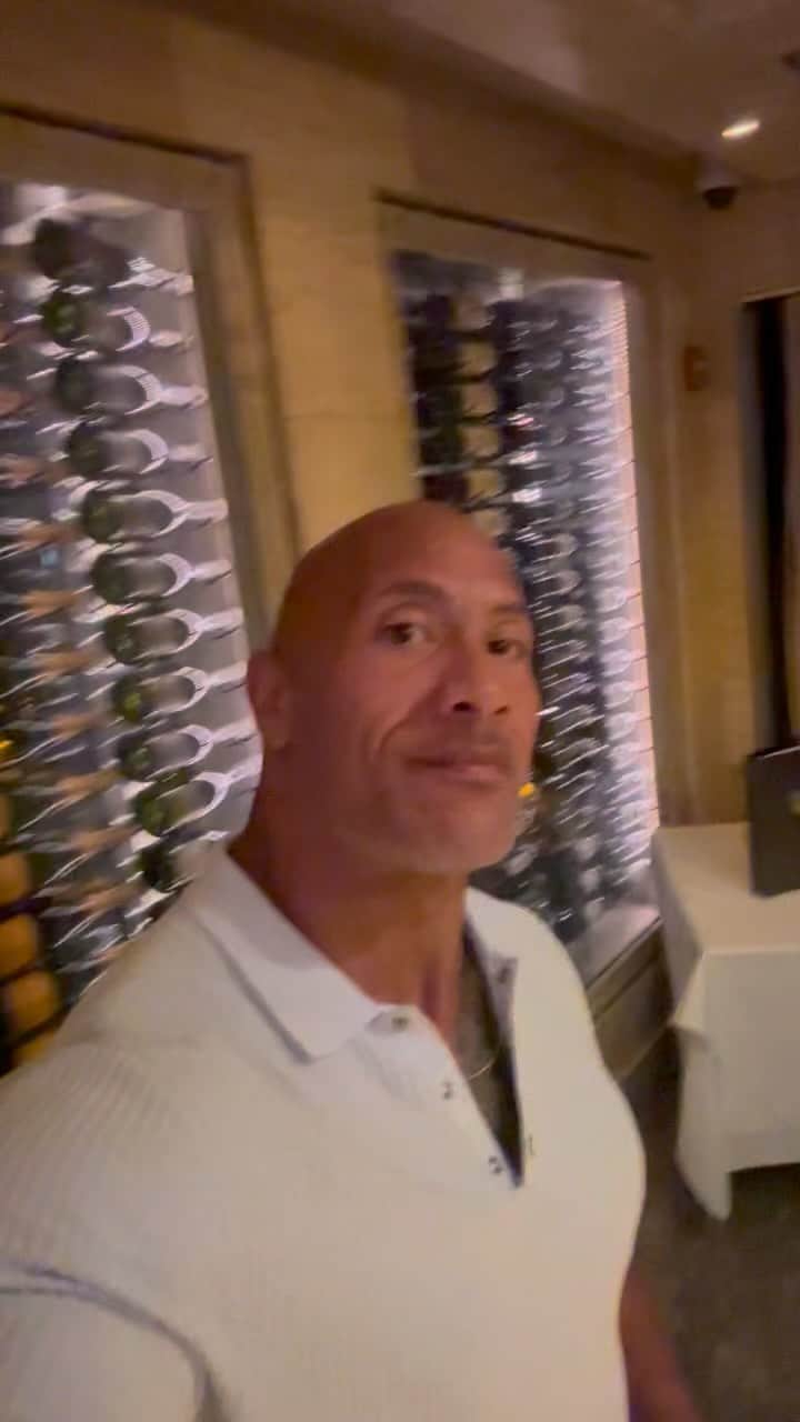 ドウェイン・ジョンソンのインスタグラム：「When the dessert portion aka sugar high kicks in….  😂🍨🧁🍮 🚀   Another unforgettable evening in the one and only - infamous Dwayne Johnson Room at @mastrosofficial with my Johnson ladies (tornadoes)   Cheers to family 🥃😉😈 #djroom  #mastros」
