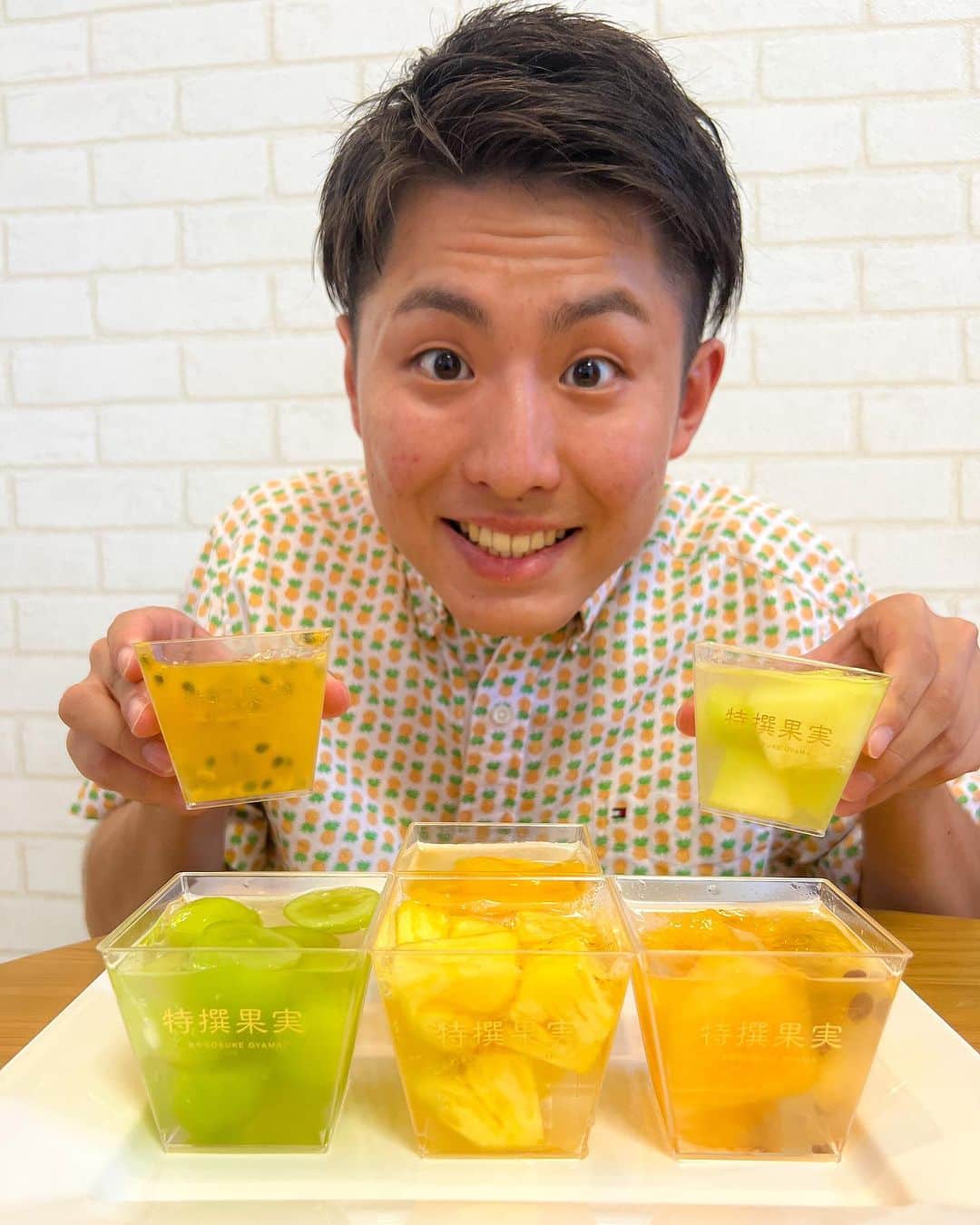 山下智央のインスタグラム：「Guys aku coba makan jelly buah, brand baru dibuat oleh @sosuke_oyama !! Benar benar buah buahnya semua enak dan pasti nomor 1 di Jepang!! Kalo kalian suka buah silakan pesan dan makan ini ya!!  @sosuke_oyama が新しく作ったフルーツゼリーめちゃくちゃ美味しかった！さすがそうすけさんが選ぶフルーツは全て一級品🥭  #特選果実 #ゼリー #フルーツ #スイーツ #ご褒美スイーツ」