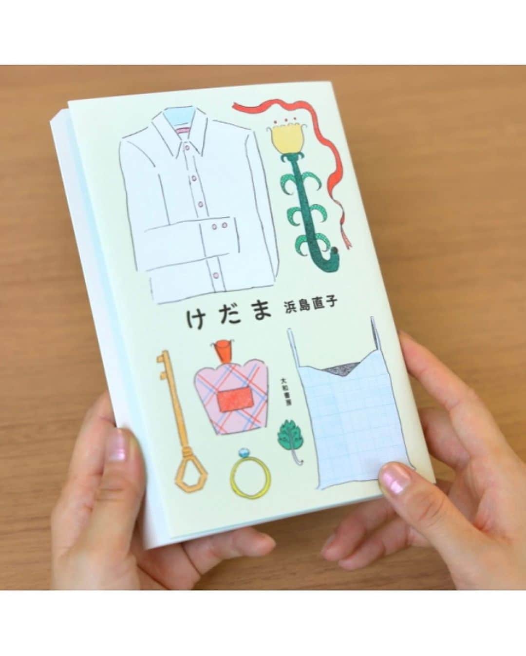 浜島直子さんのインスタグラム写真 - (浜島直子Instagram)「リンネル.jpで『けだま』を取り上げていただきました🥹✨  vol.1は『のっぺらぼうと白いシャツ』、 vol2.は『シスターモデルの七つ道具』、 から抜粋。  vol3.は、今回の『けだま』に込めた思いや、「書く」ということについて、お話させていただきました。  前作の『蝶の粉』もそうでしたが、『けだま』も、日常のなんてことない、時に煩わしく、くだらないと感じるようなことを書き綴りました。  思いの外たくさんの方に手に取っていただき、ありがたい限りです。  もうすぐお盆ですね。 今年は義父の初盆です。 ・ #リンネル  #リンネルjp  #けだま」8月6日 14時47分 - hamaji_0912