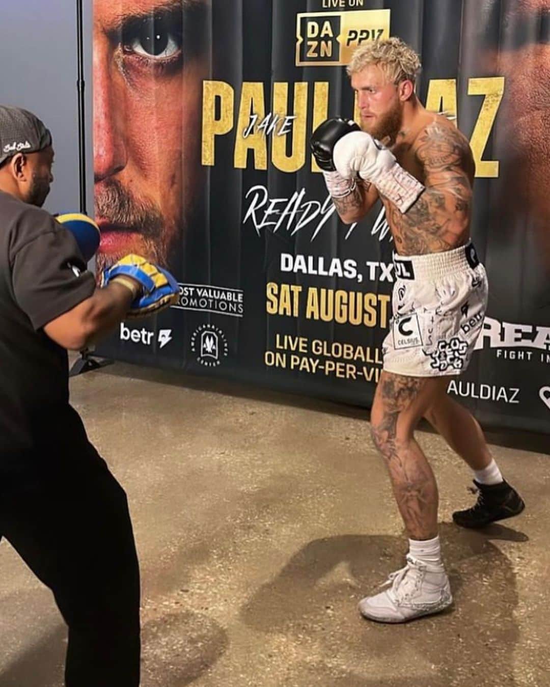 Nice Kicksさんのインスタグラム写真 - (Nice KicksInstagram)「@jakepaul got the W over Nate Diaz in Travis Scott-inspired boxing boots by @thesurgeon 🔥 Y’all ready to see the MMA rematch? 👀」8月6日 14時47分 - nicekicks