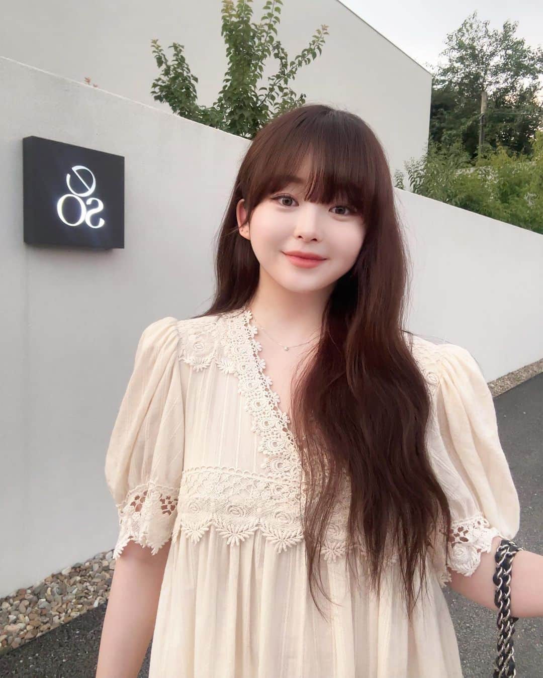 スヒョンのインスタグラム：「♥ 장마철 반곱슬 머리 장수는 밖에 나왔다 하면 잔머리 둥둥 👶🏻  다들 일요일인데 뭐 하시나용 저는 디퓨저 이름 이벤트에 지인들 댓글 보고 어이없어 하는 중 .. ✊🏻💪🏻👊🏻 𝑱𝒂𝒏𝒈𝒔𝒖𝒉𝒚𝒖𝒏」