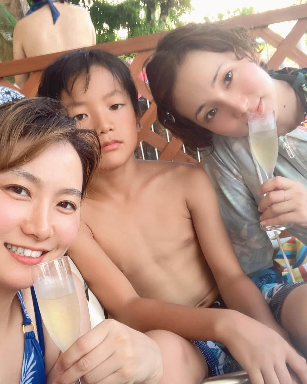 右手愛美のインスタグラム：「親友とプール来てます♪ • 親友の息子（10）がイケメンで一緒に写真撮ってもらいましま🤣💕 • 未来のバチェラーです🌹」