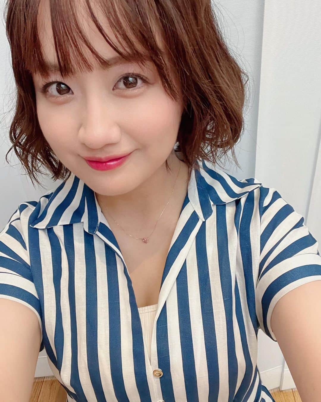 麻生夏子のインスタグラム：「久々の投稿になってしまいましたが、 Happy birthday to me! ってことで投稿しています。(照  本当は元気に過ごしています、と書きたいのですが先日体調を崩してしまい、昨日のラジオは急遽お休みをいただきました。申し訳ないです。 今まで生きてきた中で一番体調が良くなく、何とかギリギリで生きておりますが、決して重篤な病気ではなく、命に別状はないことをお伝えします。 ご心配おかけしてすみません。  また、元気になったら日々のあれこれ、投稿しますね。  どすこい坊やの時もそうでしたが、産後の体調不良、えげつないっす… 一番欲しいものは健康です。  ※写真はこの前宣材写真を撮り直した時に、久々にキレイキレイしていただいて撮ったときのものです。  とほほな33歳より」