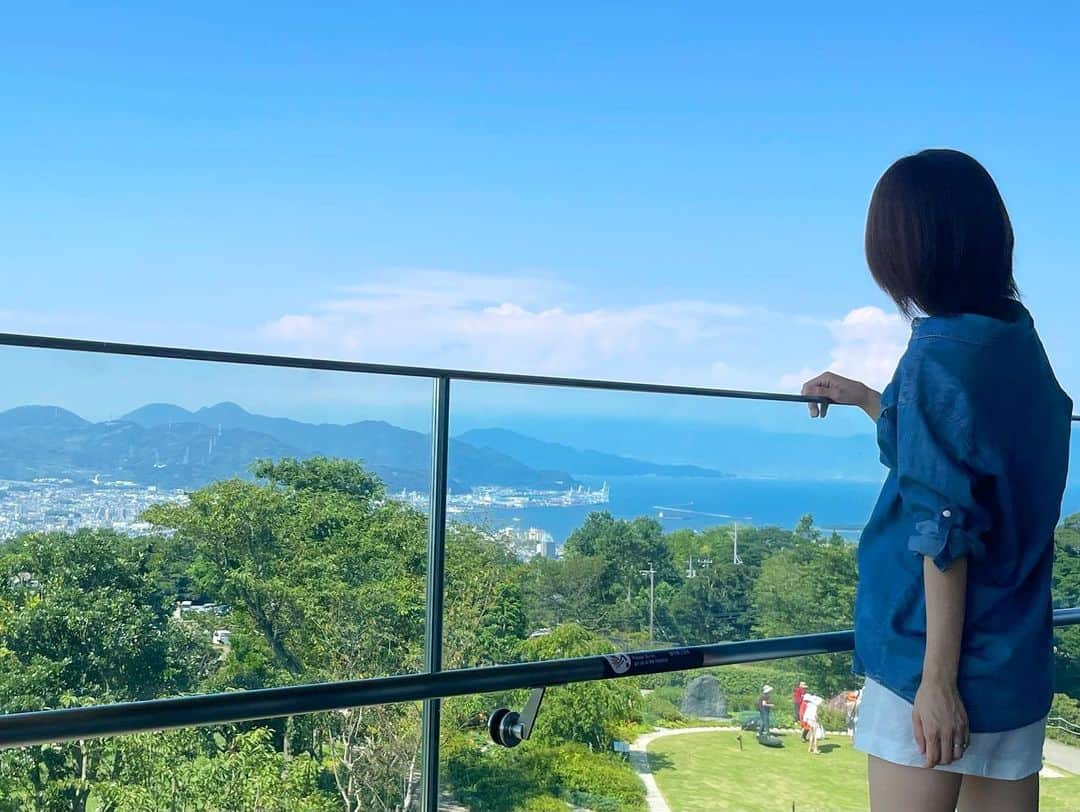 澤口実歩さんのインスタグラム写真 - (澤口実歩Instagram)「先月、初めて #日本平 に☺️ 空気が美味しすぎて、 必要以上に呼吸してきました！w  富士山は 心の目で見てきました！ （こんなにキレイな青空なのに 🗻雲に隠れてましたァ）  この景色を見るだけで、 どうして静岡にはおいしい食べ物がたくさんあるのか、が わかりますね🐟🦐🍊🍓🍈🍣❤️  #海 #山 #美味しい空気」8月6日 14時54分 - miho_sawaguchi