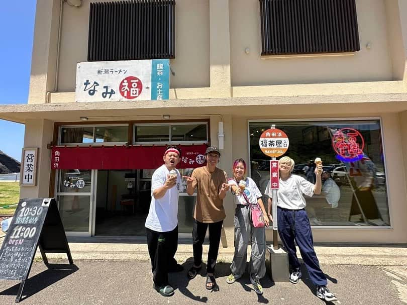 あやぺたのインスタグラム：「なみ福のおもいで🍜 ラーメンも海も最高すぎた😭 またすぐ行きたい😭  @akihironamba  @niigatanamifuku   photo by @naoto_iwabuchi_」