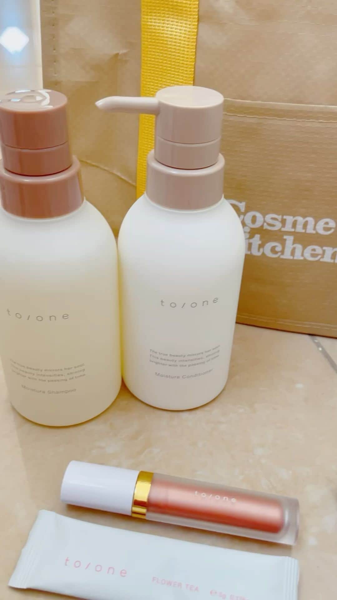 のインスタグラム：「@cosmekitchen から夏のお勧めアイテムを集結したサマートライアルバッグが発売中だよ☺️🍉  こちらはコスメキッチンの店舗とWEBで購入できます！ 店舗とWEBではセット内容が異なるみたい😌(私のは店舗限定版です) ↓こんなに入ってた🫢💞  ■キット内容: 【to /one】モイスチャーシャンプー 【to /one】モイスチャーコンディショナー 【Mitea ORGANIC】ミティア リセットセラムリキッド 【eume(イウミー)】クォーツバスソルト トライアルサイズ クリスタル・コーラル・ルビー うち 1 点 ※種類はお選びいただけません。いずれか 1 点をお届けいたします。  【giovanni】フリッズビーゴーンスムージングヘアセラム 【to /one】ペタルリキッドアイシャドウ06 【to/one】フラワーティー 2 包 【FEMMUE(ファミュ)】ローズウォーター スリーピングマスク サシェ 【QUADRIFOGLIO(クアドリフォリオ)】モイストクレンジングクリーム サシェ 【ele cuir(エレキュイール)】デュアル マスク (スカルプ&ヘア)サシェ  【Antipodes(アンティポディース)】オーラ マヌカハニーマスク サシェ  【naturaglace(ナチュラグラッセ)】オイルコントロールミルク N サシェ 【FRENAVA natural & organic(フレナバ ナチュラル&オーガニック)】エモリエントクリーム サシェ  【do organic(ドゥーオーガニック)】エクストラクト ローション ラディアント サシェ ※パッケージは異なる場合がございます。 ★【Cosme Kitchen】2023 Cosme Kitchen サマートライアルバッグ限定トート  @giovanni_japan のヘアセラムは、もう5年ぐらいずっと使ってるし、 @toonecosmetics のペタルリキッドアイシャドウは丁度この間なくなったばっかりだから嬉しいw 中身が入ってたトートバッグも普段使い出来て◎  8/13(日)までの数量限定品みたいなので、お盆休みのヘアケアやスキンケア・メイクに是非使ってみてください😌🍃  #cosmekitchen #サマートライアルバッグ2023」