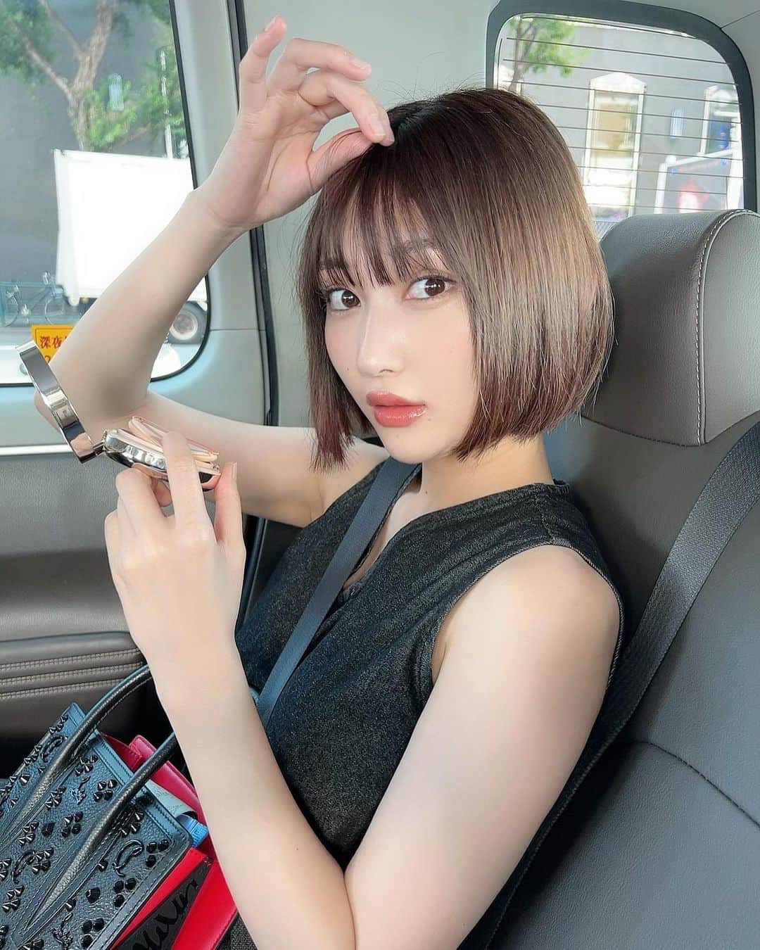のインスタグラム：「ボブにして前髪切った🩶🐰」
