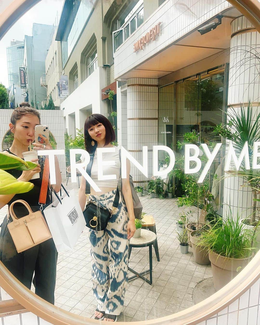 のインスタグラム：「韓国はお店の中も外もミラーだらけ😋🇰🇷🪞  韓ドラってやたらアイスアメリカーノ飲むシーンありません？🥤  なんで〜🤔ってずっと疑問だったんですが現地で解決💡  お水代わりに飲むらしい🙆‍♀️  街中に自販機が気軽にあるわけじゃないので水分補給にアイスアメリカーノ😋🧊  カフェ大国韓国🇰🇷良いカフェいっぱい❣️今回カフェたくさん行きました😍アパレルshopの中にも併設が多くてアイスアメリカーノはすぐ飲める🙆‍♀️普通サイズで大きい🙆‍♀️美味しい🫶  でもってあらゆるshopの入り口にドリンクスタンドがあって飲み歩き中のドリンクを置けるようになってた🙆‍♀️最高😍  この日はお買い物デー😙🛍  #韓国 #韓国旅行 #2泊3日の韓国 #梨泰院 #韓国カフェ #RAWCOFFEESTAND #アイスアメリカーノ」