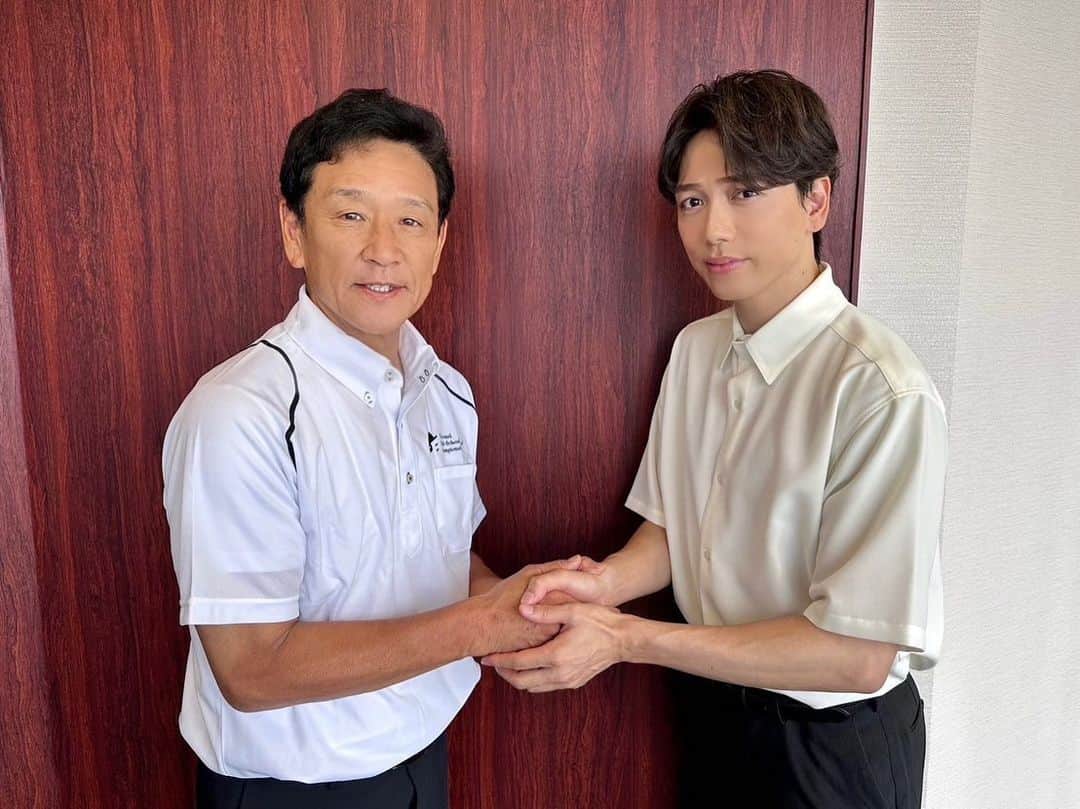 山崎育三郎のインスタグラム：「開会式後、始球式を務めたWBC監督栗山英樹さんとお話しさせて頂きました。  WBCの感動をお伝えでき、サインボールまで頂き、すっかり野球少年に戻りました！  「栄冠は君に輝く」も感動したと伝えて頂き感無量です。  とても優しくて素敵な栗山さん、ありがとうございました。」