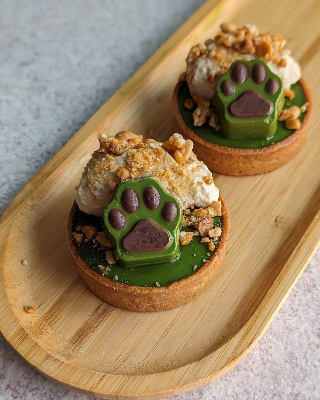 Li Tian の雑貨屋さんのインスタグラム写真 - (Li Tian の雑貨屋Instagram)「Matcha Tarts v3.0   read on if u haven't had a good matcha tart  read on if u find that cute stuff doesn't taste good   writing this while the entire village is napping. Hubby has been asking why I haven't share this on my main feed...well maybe there's just not much of an urgency to do so 😂  There's always been nitty gritty issues with the previous versions. Hence v3.0 was born-- a combination of v1 and v2 that comes with a richer "paw print" that could hold longer in room temp. I couldn't throw away the black sugar cream cos it works amazingly well with the matcha. And I retained the peanut shavings brought crunch and aroma.   The paw print and the filling in the tart shell might look the same but their components differ. If u leave them out for 5-10 min, u'll find a starker contrast btw the two.   Some customers have told me that this is the best they've had. I don't wanna over-exaggerate this cos the are many ways that I can make this a better one. But with my limited tools, this is probably the most ideal one I can offer. Hope those who have tried will like this as much as I did 😊   Next round of orders open Aug 14, 12noon   #dairycreamkitchen #matcha  #抹茶 #sgdesserts  #sgcafe  #sgfoodie #sgfood」8月6日 15時10分 - dairyandcream