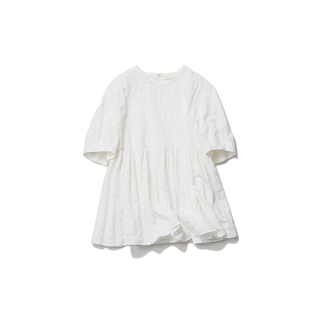 のインスタグラム：「・ K.Kshop ♦️Recommended♦️ ・ ♦︎Ballsey ボールジィ　/サッカー ペプラムブラウス（White) ・  凹凸のあるボーダーサッカー素材を使用したブラウス。 胸下から広がる程よいボリューム感のペプラムシルエットは、ウエスト位置が高く見えスッキリとしたバランスで着ていただけます。 袖は敢えてダーツで丸みのあるパフスリーブを表現することで、シャープさもプラス。肌にまとわりつくことなく、軽やかで涼しい着心地の暑い時期にオススメの一枚です。   ・ #kkcloset #kkshop #菊池京子 #kyokokikuchi #コーディネート #coordinate #code #ootd #outfit #follow #happy #style #春 #夏 #summer #ブラウス　#white #japan」