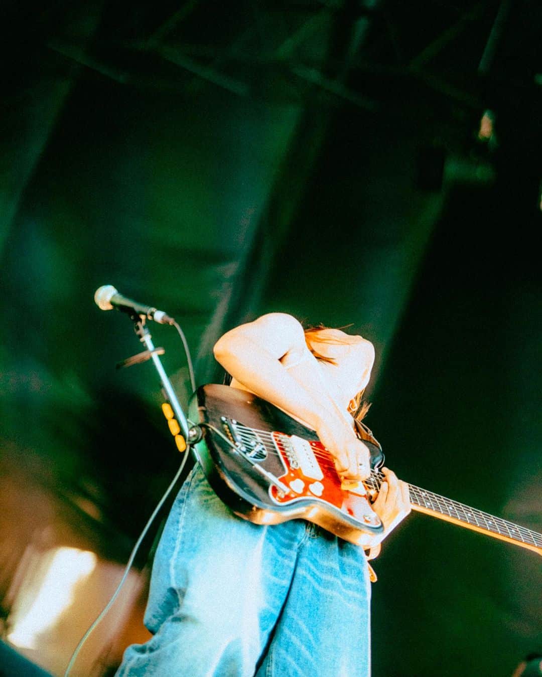 のインスタグラム：「ROCK IN JAPAN FESTIVAL 2023 2023.8.5 -solo shots-  15分でめっちゃ汗かいた！！！ 最後の1枚はリハの時の ・ アーティストリストバンドがオレンジ色で 私がたまたま着ようと思ってた衣装がオレンジで 前日にりさちと連絡してたら りさちもパンツがオレンジって事が発覚して、タケマがちょうどシャツ買おうとしてたから「え、オレンジにしなよ」ってなった  #rijf2023  photo by @inagakiruriko」