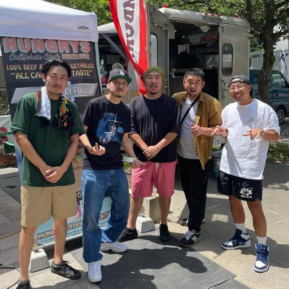 RYO the SKYWALKERさんのインスタグラム写真 - (RYO the SKYWALKERInstagram)「福岡IRIE MUSICにて、秋山兄弟のハンバーガー屋さん「HUNGRY’S」出店中！🍔✨  チーズバーガーとジャークチキンバーガー、どちらも超うまいので食べてみて！  あと別のお店なんだけど「れげえソーメン」「琉球タコス」もワシのオススメ👍  #IRIEMUSIC #HUNGRYS #LOVEFM #JIMBEAM #福岡 #天神中央公園」8月6日 15時21分 - rsw