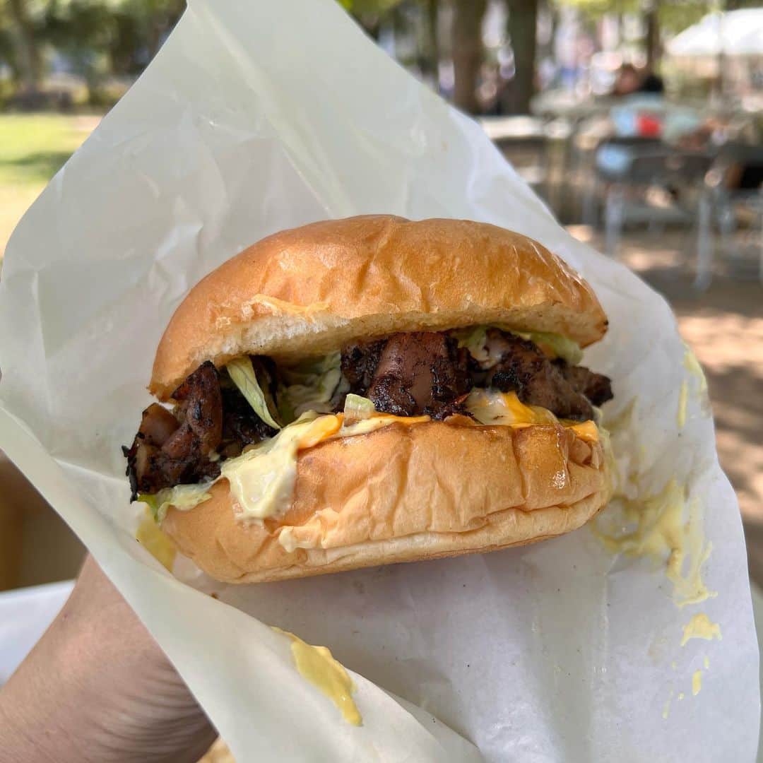 RYO the SKYWALKERさんのインスタグラム写真 - (RYO the SKYWALKERInstagram)「福岡IRIE MUSICにて、秋山兄弟のハンバーガー屋さん「HUNGRY’S」出店中！🍔✨  チーズバーガーとジャークチキンバーガー、どちらも超うまいので食べてみて！  あと別のお店なんだけど「れげえソーメン」「琉球タコス」もワシのオススメ👍  #IRIEMUSIC #HUNGRYS #LOVEFM #JIMBEAM #福岡 #天神中央公園」8月6日 15時21分 - rsw