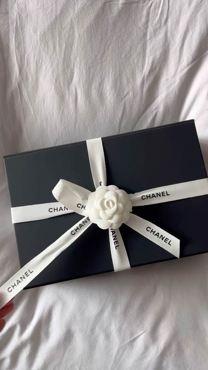 ケリーのインスタグラム：「𝑈𝑛𝑏𝑜𝑥𝑖𝑛𝑔 @chanelofficial 🐻‍❄️🖤  #CHANELFallWinter」