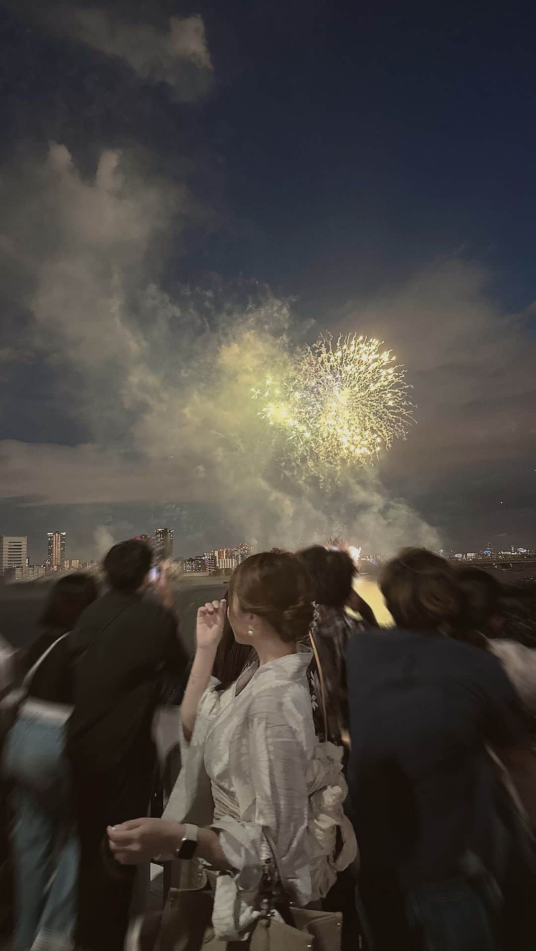 前田穂香のインスタグラム：「人生初めての淀川花火大会🤍 花火大会すら行ったことなかった！ 涙が出るほど感動した🥲 #淀川花火大会 #なにわ淀川花火大会 #花火大会 #花火 #浴衣 #夏祭り #夏」