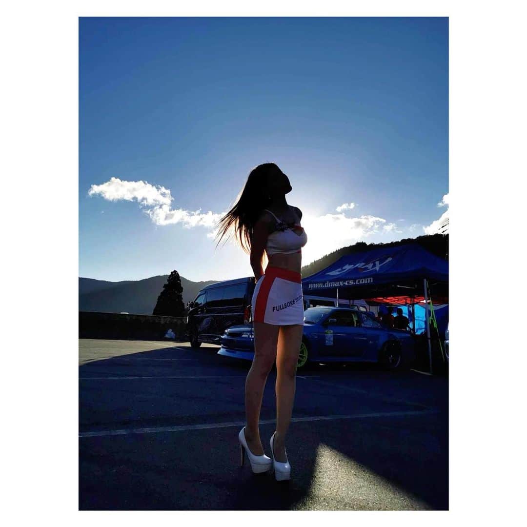 愛聖りさのインスタグラム：「. 今年はFULLBORE Girlとして 応援させていただいた JIDC2023🚗無事に閉幕しました〜！ 雨が降ったり車が炎上したりと 色々ありましたが、とりあえず 選手の皆さんが無事で何よりです⭐️ . #ドリフト #ドリフトレース #drift #driftcars #レースクイーン #racequeen」