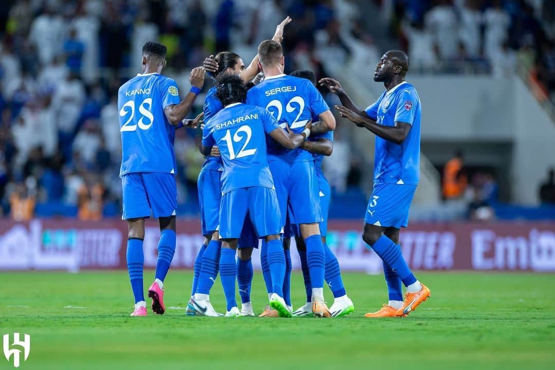 カリドゥ・クリバリのインスタグラム：「A magical night.  But we need to stay focused and work harder and harder. Let’s keep it up!  #AlHilal #KingSalmanClubCup 💙 #KK 💪🏿」