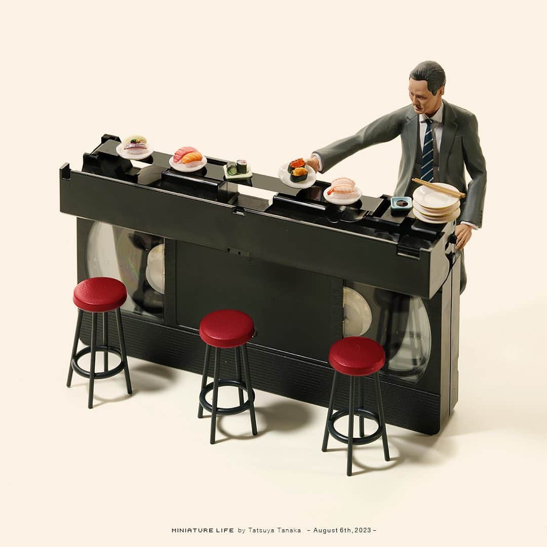 田中達也のインスタグラム：「⠀ “Conveyor Belt Sushi” ⠀ ⠀ 取った皿は巻き戻せません ⠀ ⠀ ─────────────────── 《EXHIBITION info》 ⠀ 【MINIATURE LIFE展 in 福岡・大野城】 MINIATURE LIFE EXHIBITION in Fukuoka until : Sep. 3, 2023 ⠀ 【MINIATURE LIFE展2 in 沖縄】 MINIATURE LIFE EXHIBITION 2 in Okinawa until : Sep. 3, 2023 ⠀ 【ミニチュアの視点で見る日本－田中 達也 展】 Japan from miniatures - Tatsuya Tanaka at Japan House São Paulo until : Oct. 8, 2023 ⠀ 【ミニチュアライフ 神戸エアポート】 MINIATURE LIFE × KOBE AIRPORT ⠀」