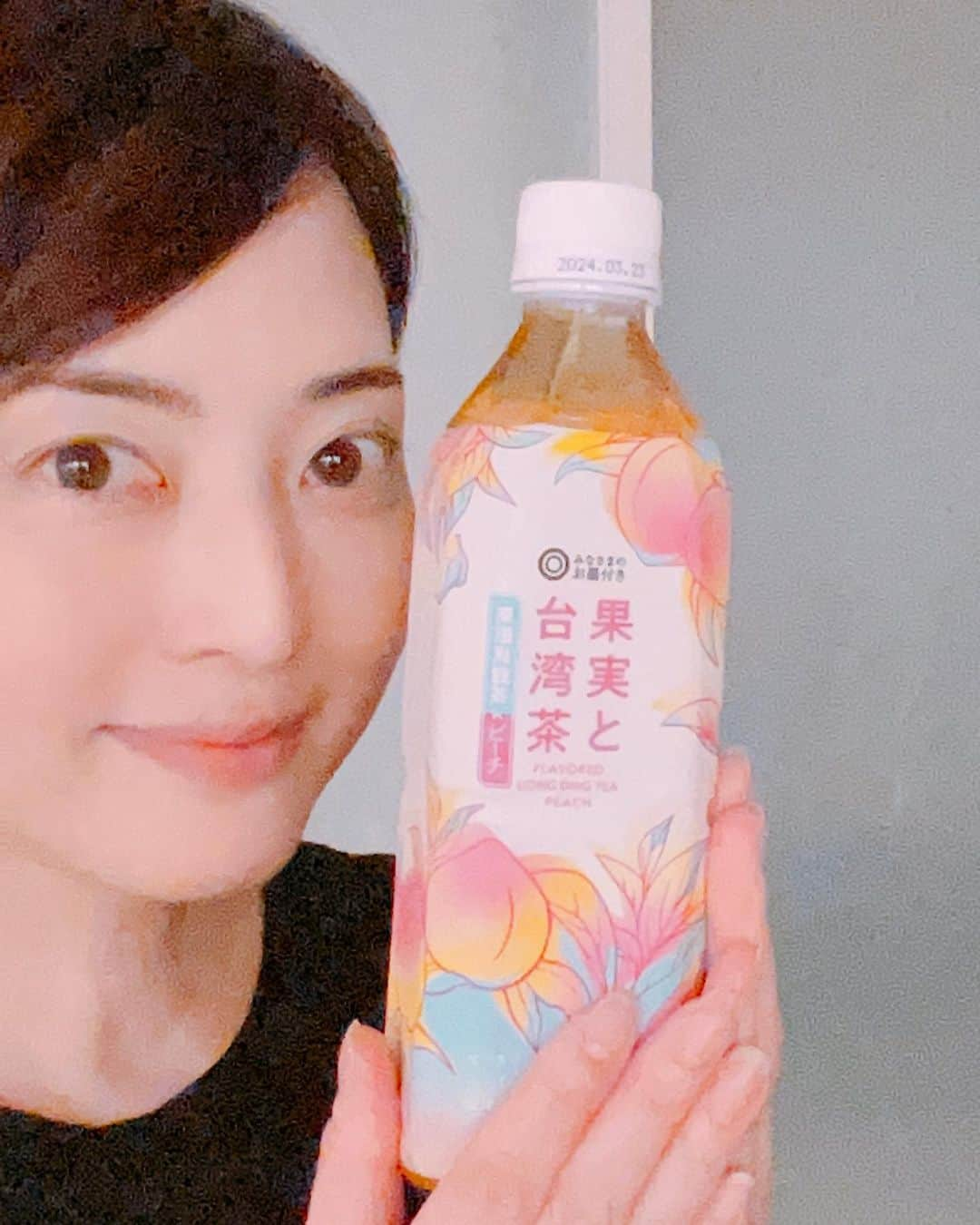 八木沼純子さんのインスタグラム写真 - (八木沼純子Instagram)「この夏みつけた、優しい味わい☺️ 香りは桃飲むと凍頂烏龍茶。 飲みやすい。 これは良いークセになるー。 ・ ・ ・ #宣伝ではないです😅 #白桃シリーズ  #みなさまのお墨付き  #白桃烏龍茶  #甘くなくて美味しい  #果実と台湾茶  #ダースで買いたい  #リンクでの休憩時間に #最近はリンクの中でも汗かきまくり #今日も水分補給しっかりと」8月6日 7時00分 - junko_yaginuma