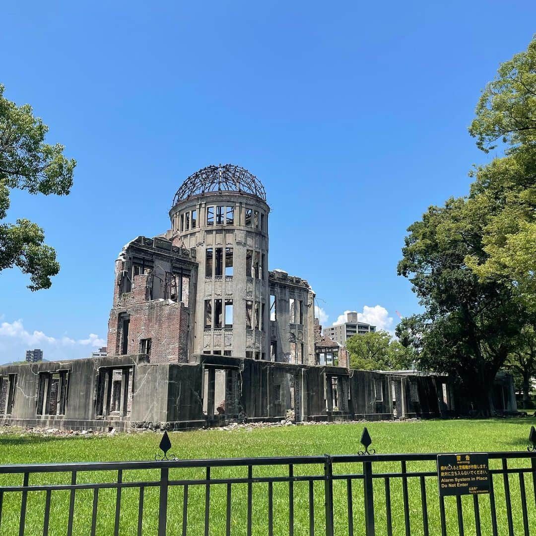 中山秀征さんのインスタグラム写真 - (中山秀征Instagram)「おはようございます。 このあと7:30〜は日本テレビ「シューイチ」始まります☝️  本日は78回目の原爆の日。 英語で外国人に平和公園のガイドをする10歳の少年を取材してきました。 是非ご覧ください。  #日本テレビ  #シューイチ #原爆の日」8月6日 7時03分 - hidechan0731