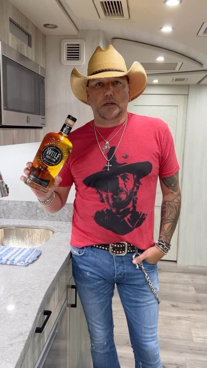 ジェイソン・アルディーンのインスタグラム：「A lot of u guys have been asking where u can get Wolf Moon Bourbon - head to JasonAldean.com and click the Wolf Moon Bourbon link to get a bottle delivered to your door. 🥃 Must be 21+ to purchase. #sponsored」
