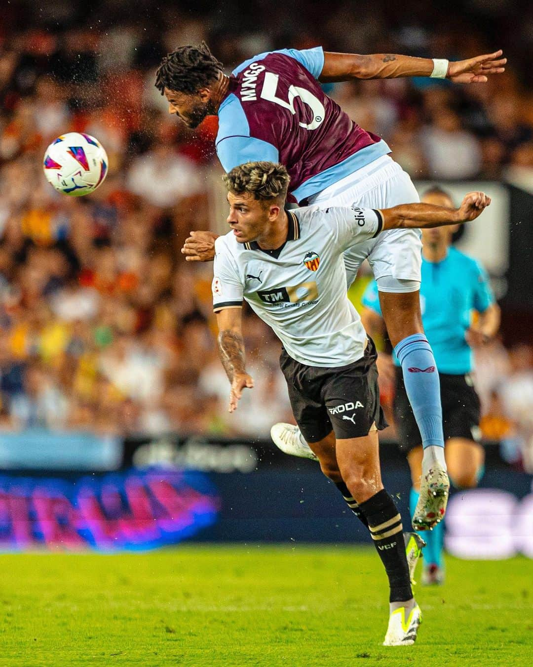 バレンシアCFのインスタグラム：「📸 Valencia CF-Aston Villa FC 📸  Congrats and good luck this season, @avfcofficial 🤝  #trofeutaronja」