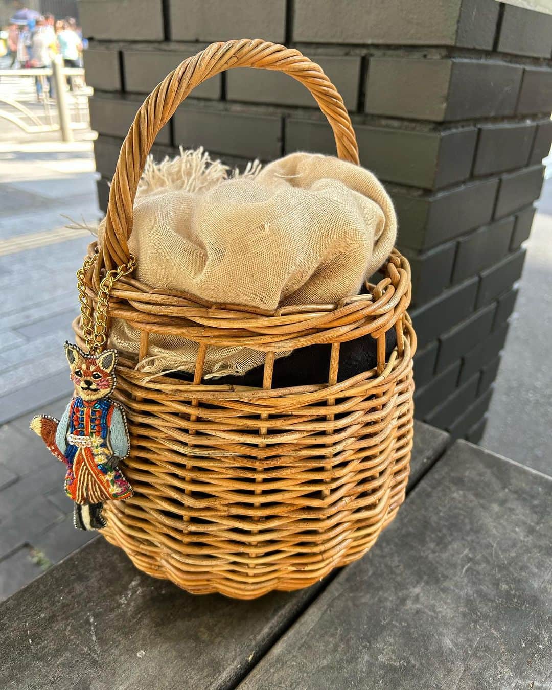 のインスタグラム：「週末はかごバッグ＋軽ストールで銀ブラ♪  今日も暑くなりそうですね〜☀️ 台風も心配です。 みなさま、くれぐれもご自愛くださいね☺️  週末は久しぶりに銀座へお出かけ。 歩行者天国では〝打ち水“のイベントが行われてて、 気持ちだけでも涼を感じました🎐  でも電車やお店に入ると急に寒くなったりして、 体温調節には悩みます。 そんな時に便利なのが薄手のストールですよね。  こちらは雅姫さん×ファリエロ サルティ別注のストール。 イタリア製のカシミヤ＆シルク素材で軽くて持ち運びやすくて、くるくるっと巻きやすくて最高なんです❣️  お気に入りの、🦊チャームをつけたかごの中に入れれば、 目隠しにもなってますますデキる奴✨  店長ぽんちゃん便り🍉  以前は「雑貨店で購入」という名⁈だった かご　#gomyomarche  ストール #雅姫さん  #ファリエロサルティ  #farierosarti  #leemarche  #magazinelee #leeweb  #leedays」