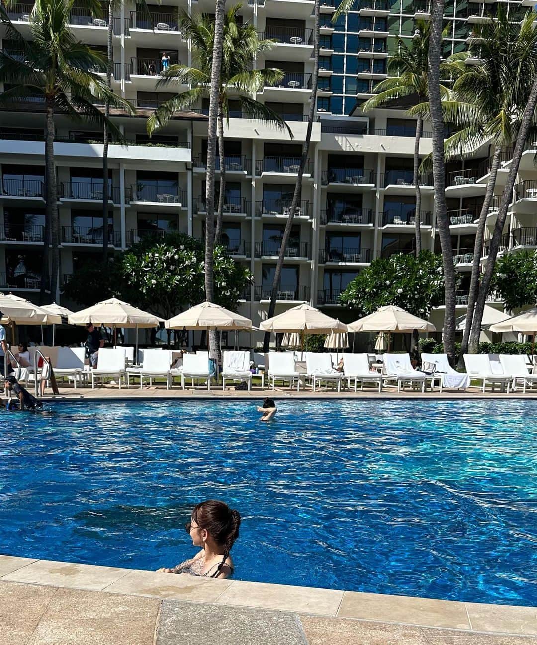 おまめ（Miki）さんのインスタグラム写真 - (おまめ（Miki）Instagram)「🪮 夫に2週間フィッシュボーンの練習をしてもらい Hawaiiで連日結んでもらいました❤︎ ⁡ 最初の仕上がりをストーリーで 見てくれた方もいると思いますが・・ ⁡ ここまで上手になりました。 いつもありがとう🩵🤍 ⁡ ほとんど見えてない水着だけど SEA DRESSで購入した ペプラムフレアビスチェビキニ / チェック柄だよ。 ⁡」8月6日 7時13分 - mamexx19
