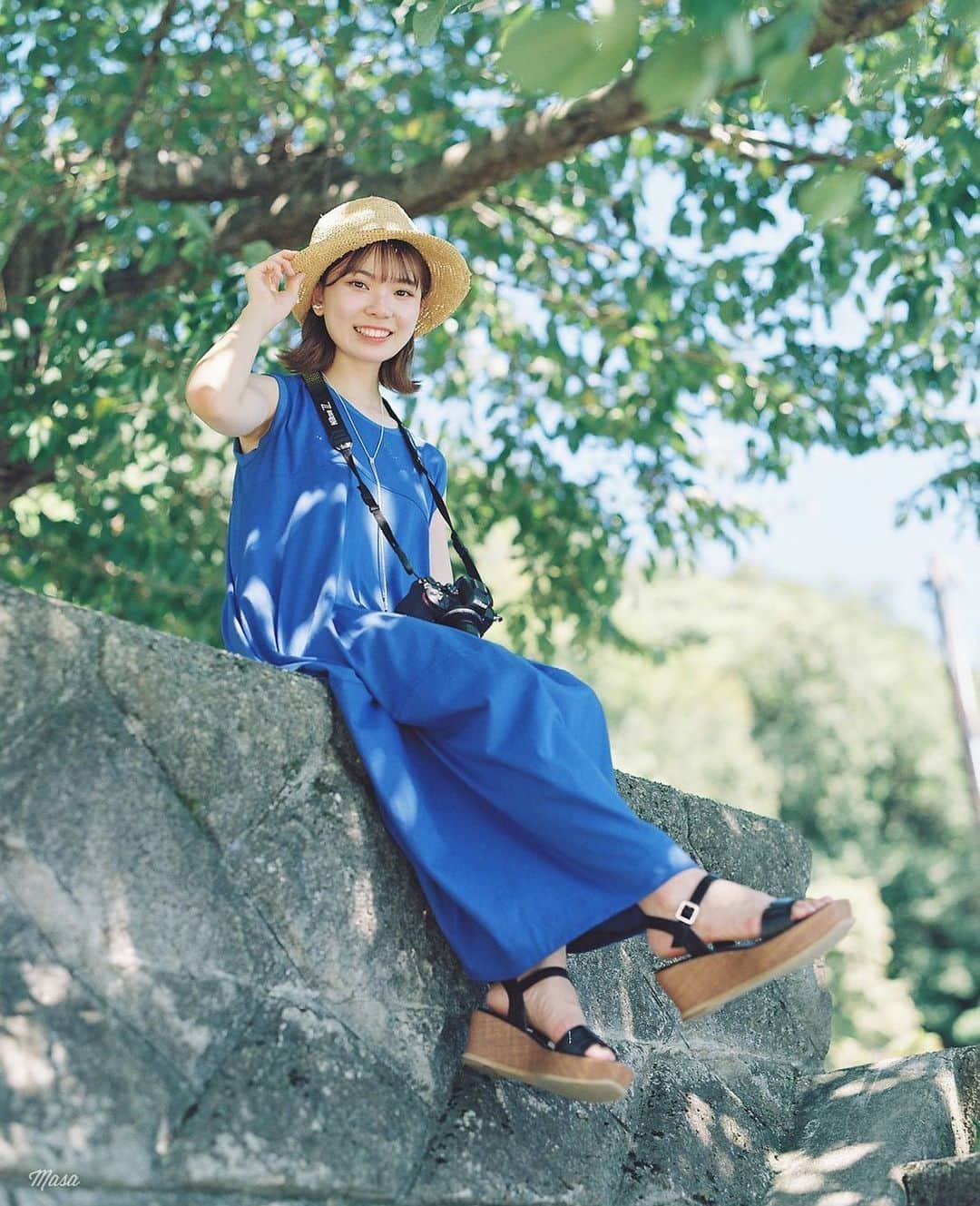 Masaのインスタグラム：「.  Pentax6x7  Super Takumar 105mm F2.4 #pro400h  青が似合ってる☺️  撮影日 : 2023年7月16日  #まさペン#エビプリ #pentax6x7 #pentax67 #バケペン #中判フィルム #film #filmcamera #filmphotography #フィルム #フィルムカメラ#フィルム写真 #igersjp #portrait #ポートレート #filmisnotdead #滋賀 #shiga #びわ湖 #琵琶湖 #沖島」