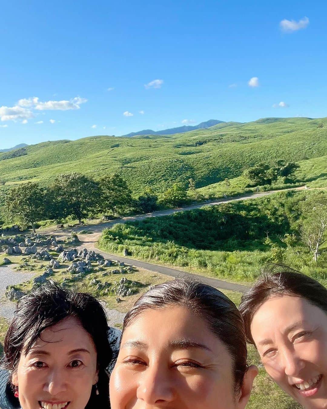 間々田佳子のインスタグラム：「山口市の講演後のご褒美に、コアフェイスのインストラクターさん達とちょっと寄り道🚙 秋芳洞、広くてびっくり🫢 どこかの惑星🪐に降り立った気分になりました❣️」