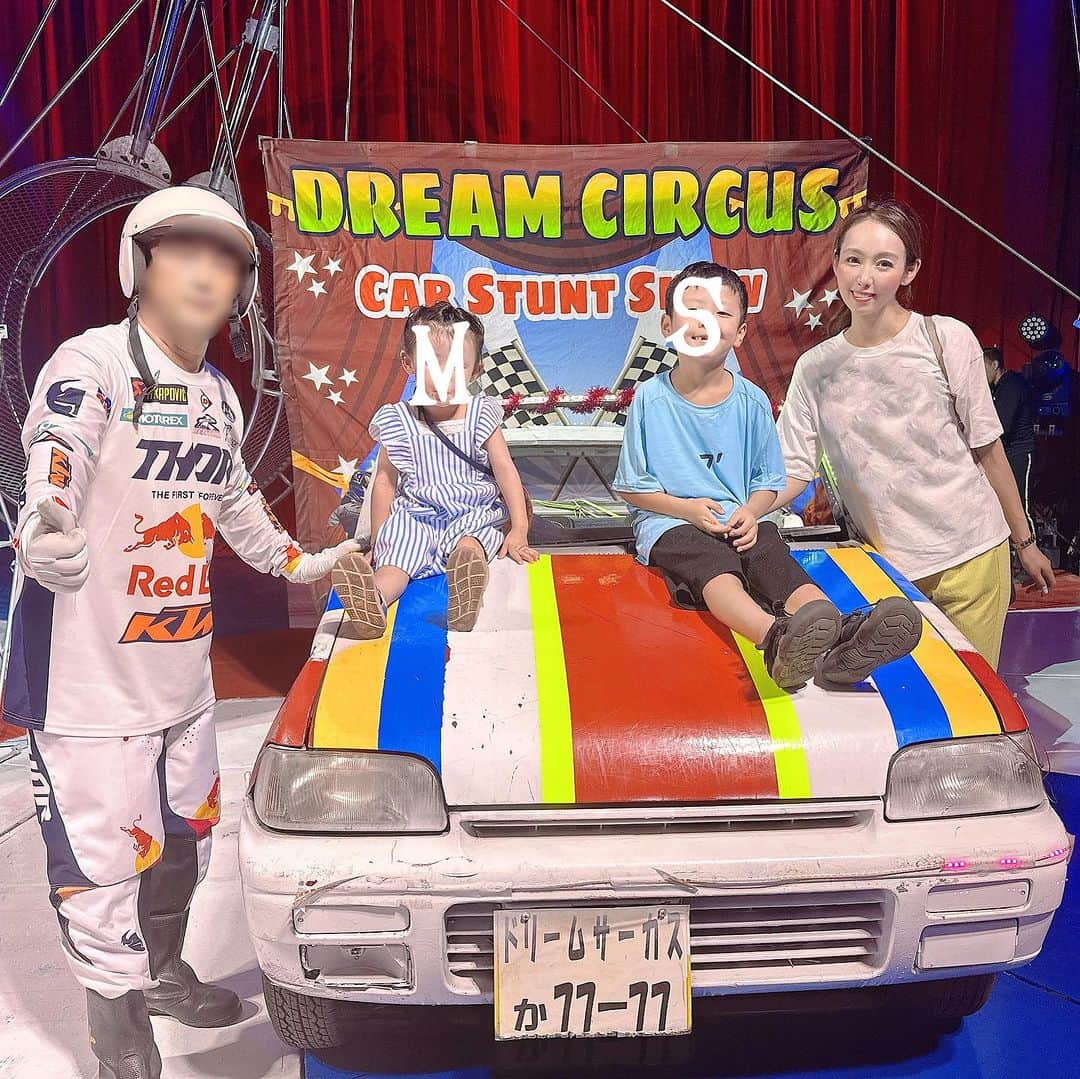 澤野井香里のインスタグラム：「京都で開催されてたので子供たちが初めてのサーカスへ🤡✨  眩しく目が開けられない晴天☀️で、暑くて休憩中にかき氷🍧＾＾  テント🎪の中でする空中ブランコや大車輪、水鉄砲でびしょ濡れになったり子供達には十分の楽しさ👏  2人共じっと見れるかドキドキだったけど、楽しんでくれてたので次はシルク・ド・ソレイユの#アレグリア 見に行きたいなぁ😉  #ks_23✨ #ks_kyoto✨ #京都 #サーカス #こどもとおでかけ #関西ママ #京都ママ #男の子ママ #女の子ママ #ママライフ #ママリ #コドモノ  #7歳 #4歳 #👦🏻👧🏻 #S⭐️_ #M🍒_  #s⭐️m🍒」