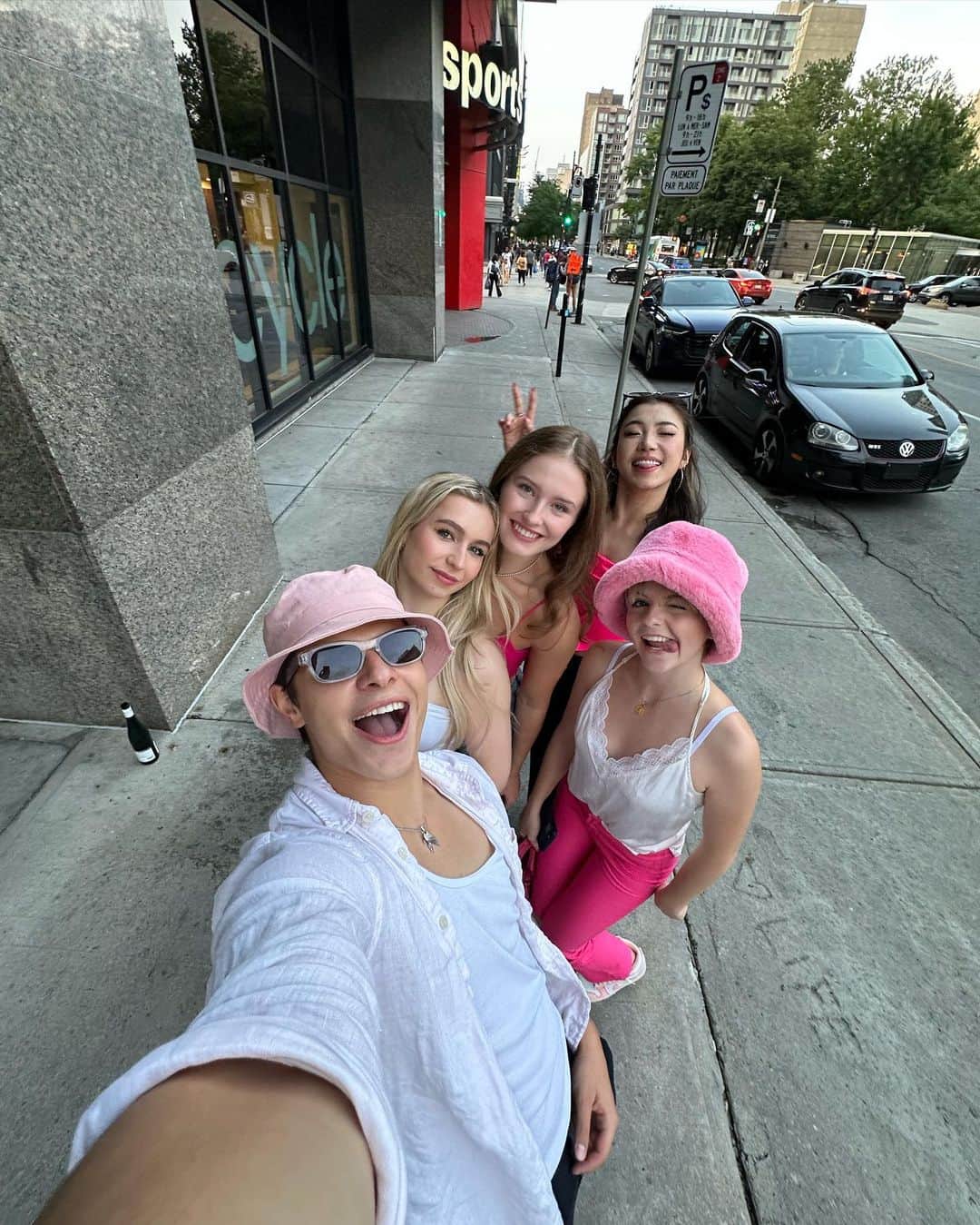 クリスティーナ・カレイラのインスタグラム：「Life lately🥰 • • • • #summer #montreal #barbie #fun #happy #sun #weekend #figureskating #icedance #dance」